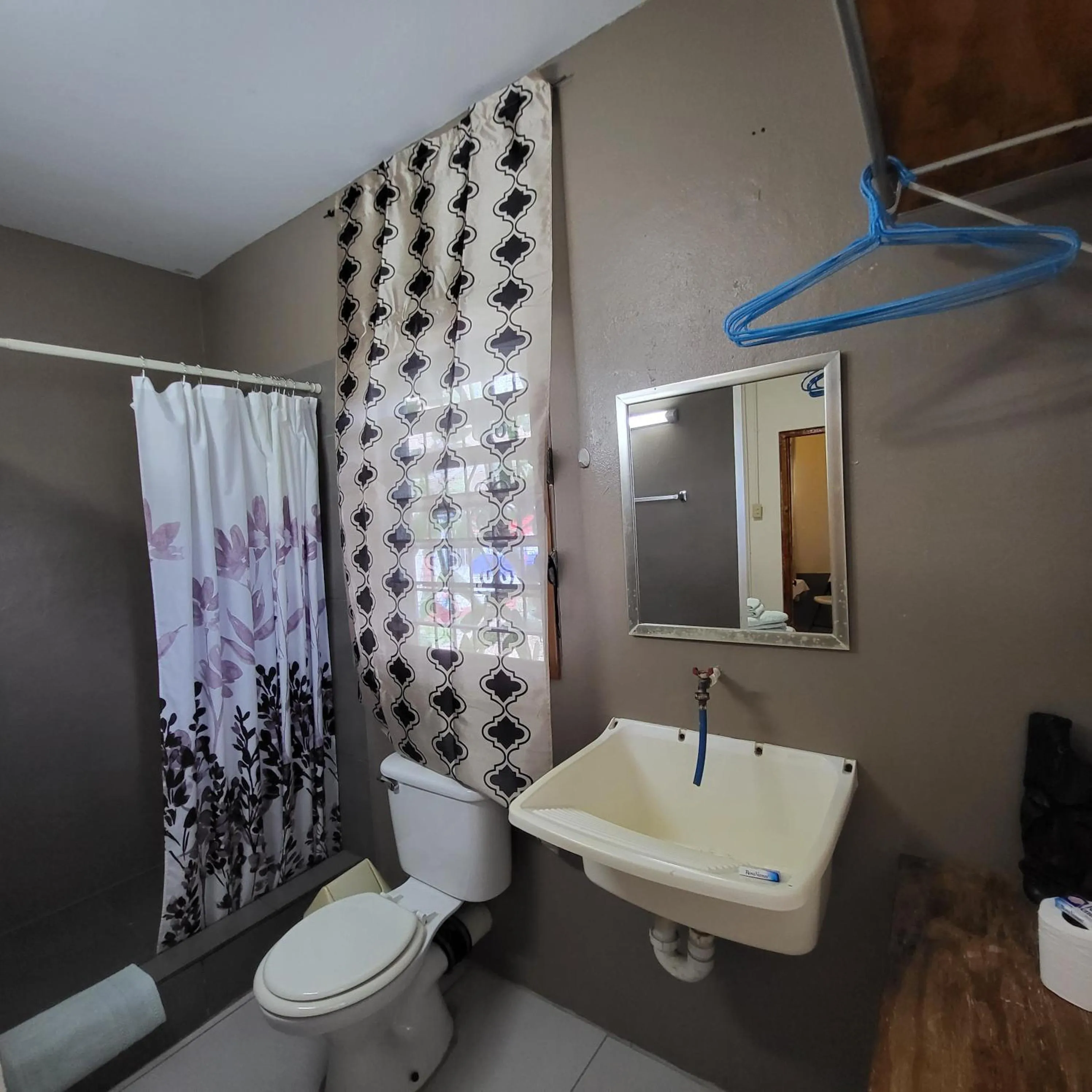 Shower in Hacienda Tropical Guest House