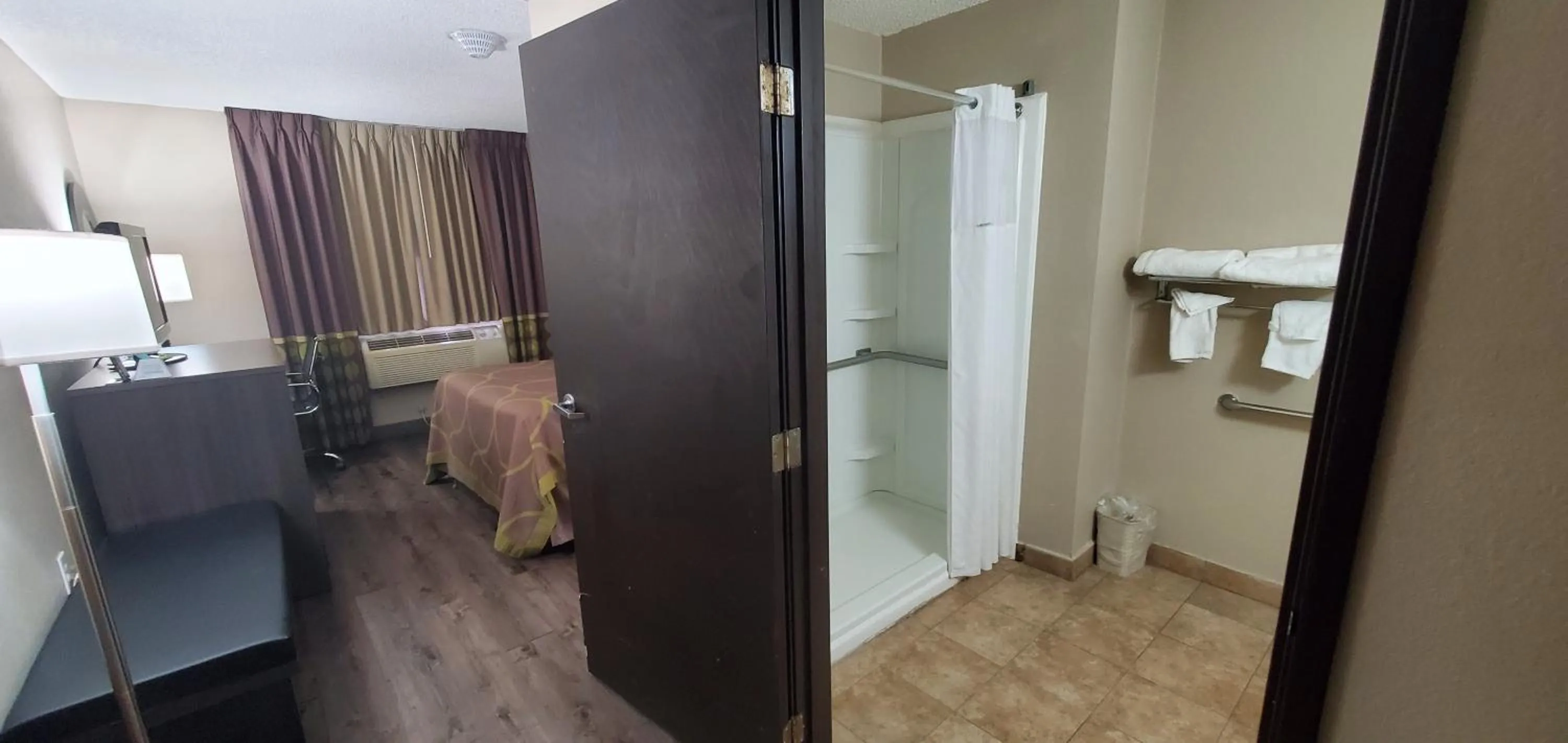 Bedroom in Super 8 by Wyndham Sterling Heights/Detroit Area