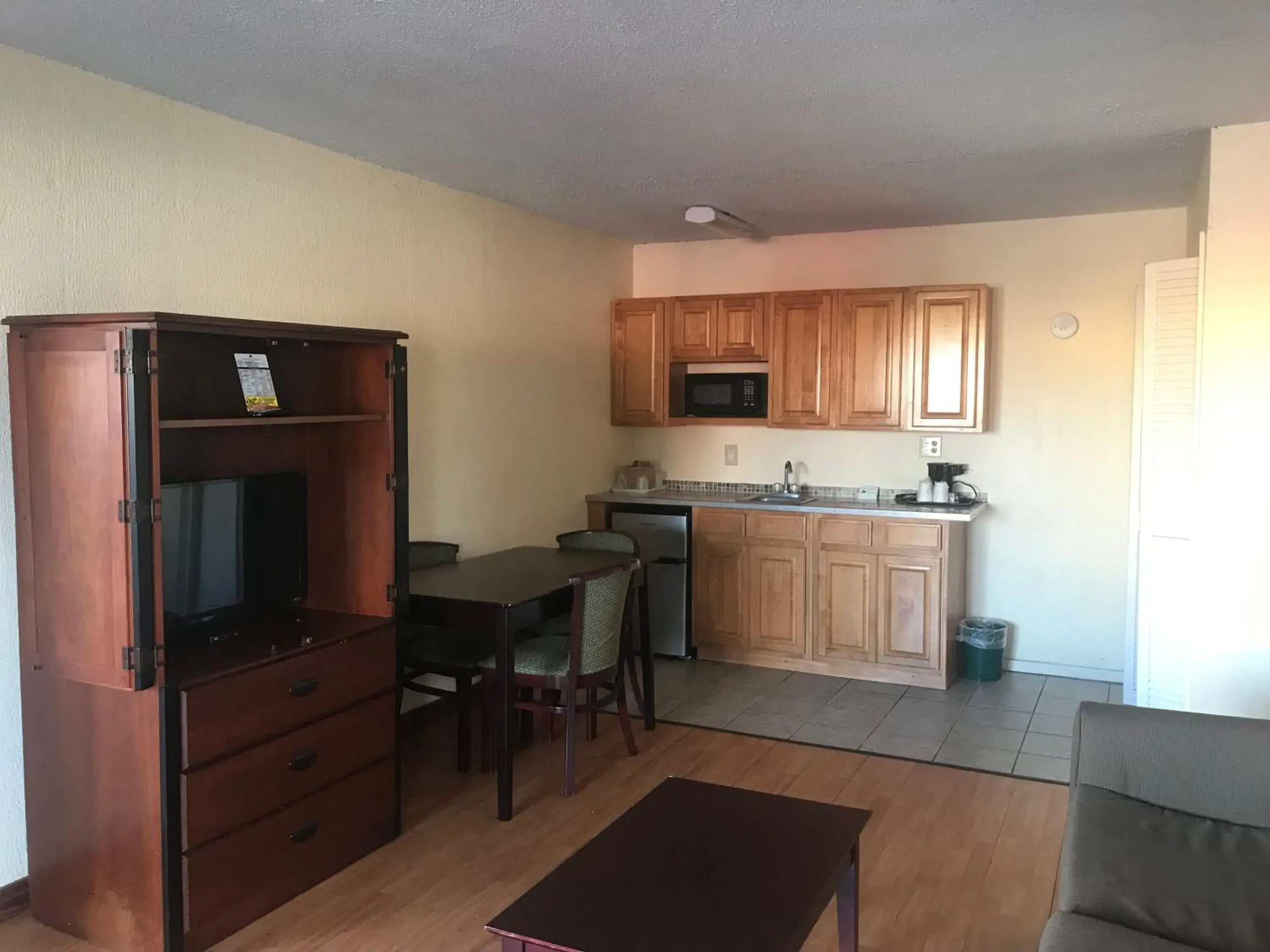 Bedroom, Kitchen/Kitchenette in Magnuson Hotel & Marina New Port Richey