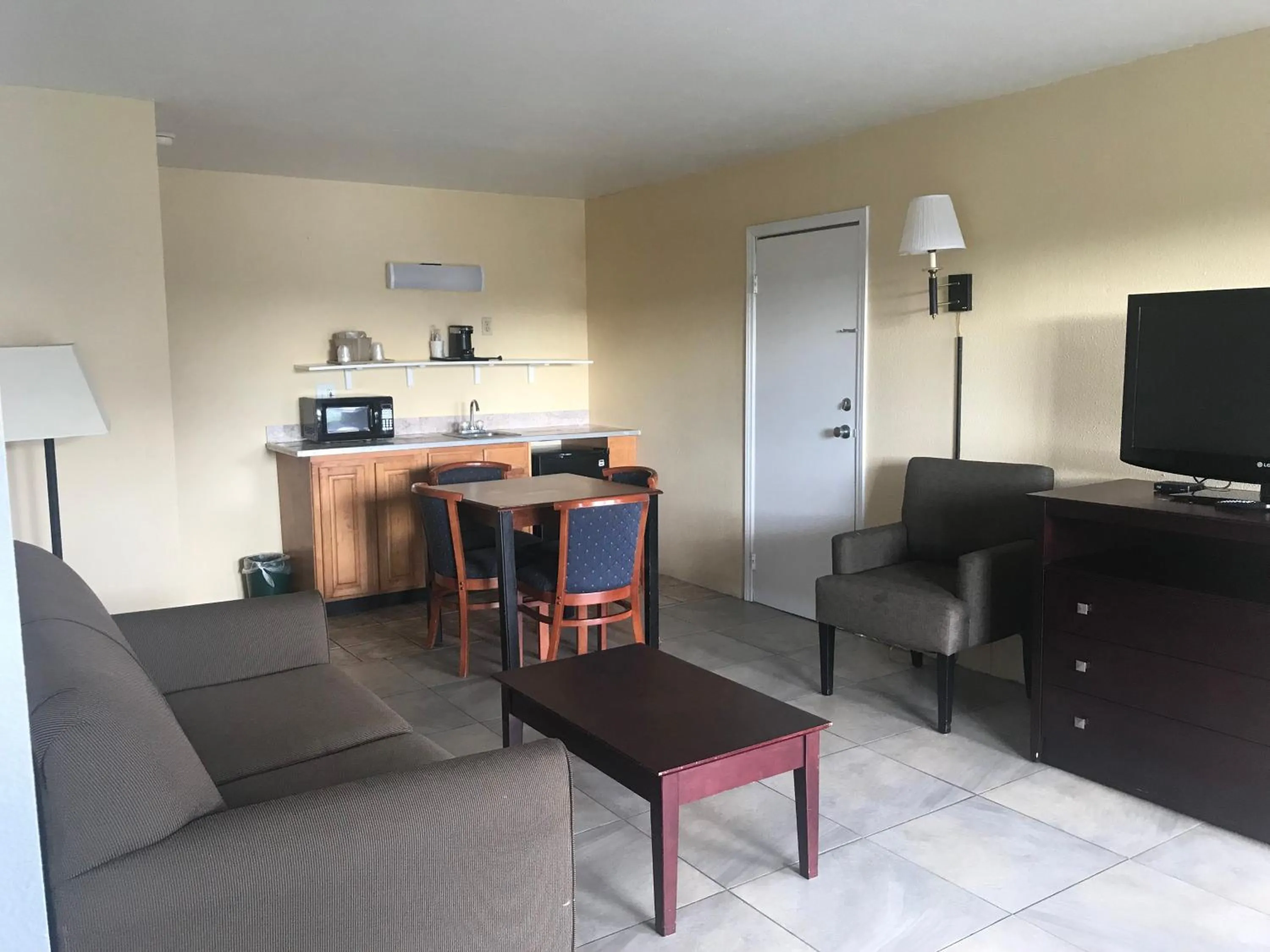 Bedroom, Seating Area in Magnuson Hotel & Marina New Port Richey