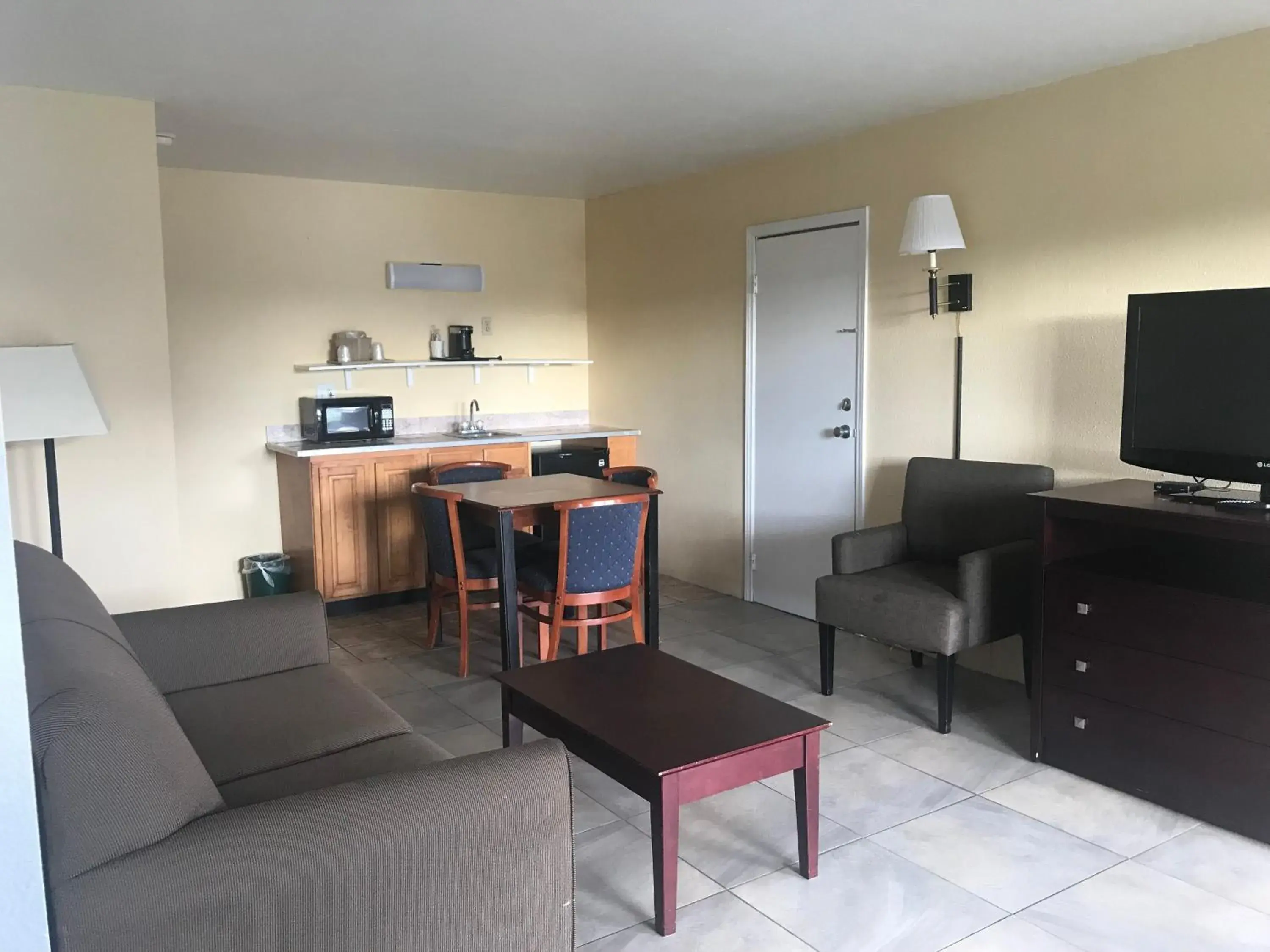 Bedroom, Seating Area in Magnuson Hotel & Marina New Port Richey