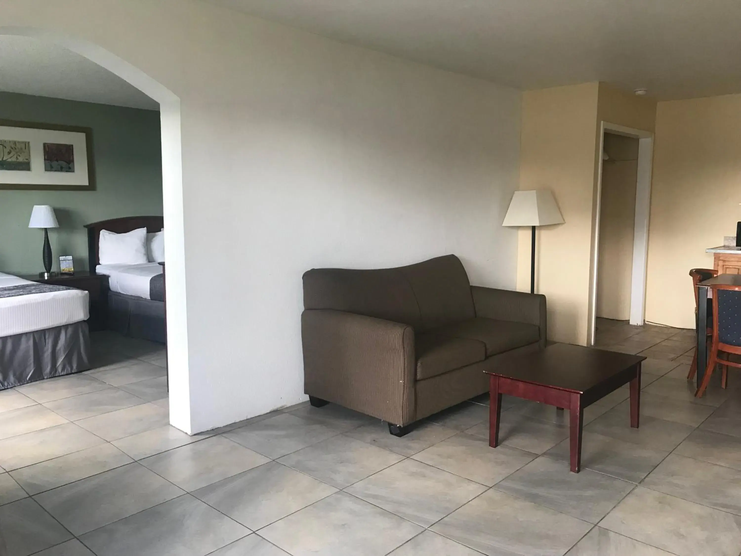 Bedroom, Seating Area in Magnuson Hotel & Marina New Port Richey