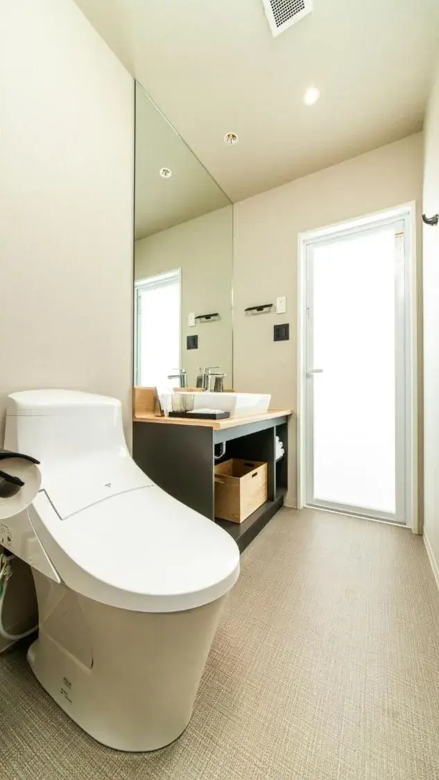 Toilet in ALPHABED INN Fukuoka Ohori Park Toilet in ALPHABED INN Fukuoka Ohori Park