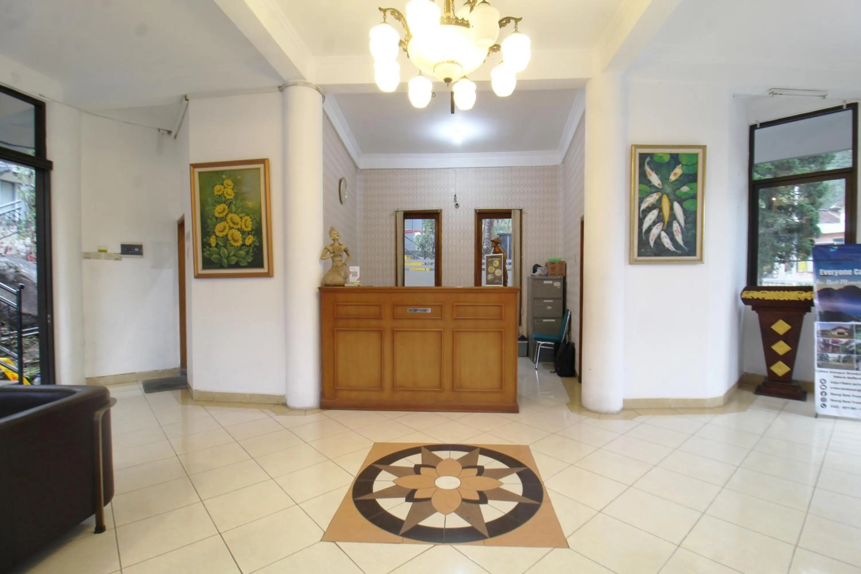 Lobby or reception in Sinergi Hotel Tretes