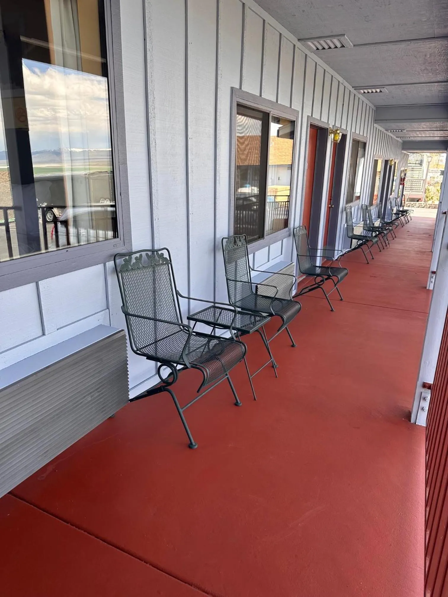 Seating area in Yosemite Gateway Motel