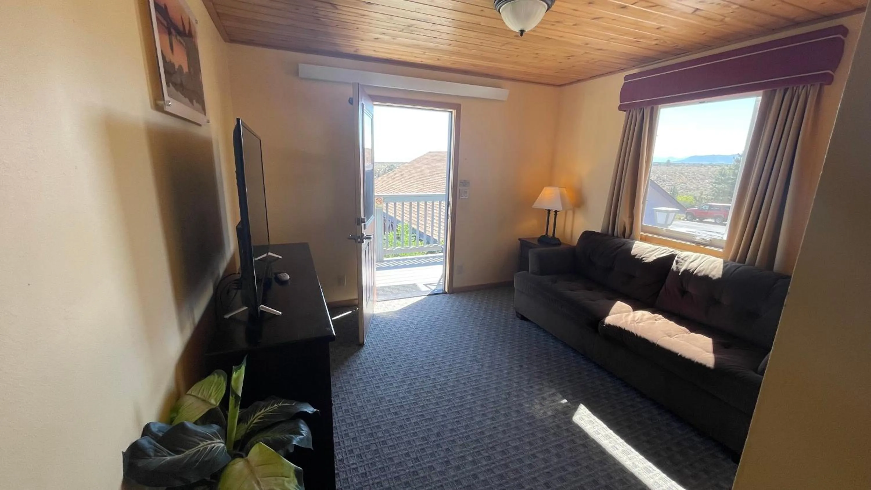 Living room in Yosemite Gateway Motel