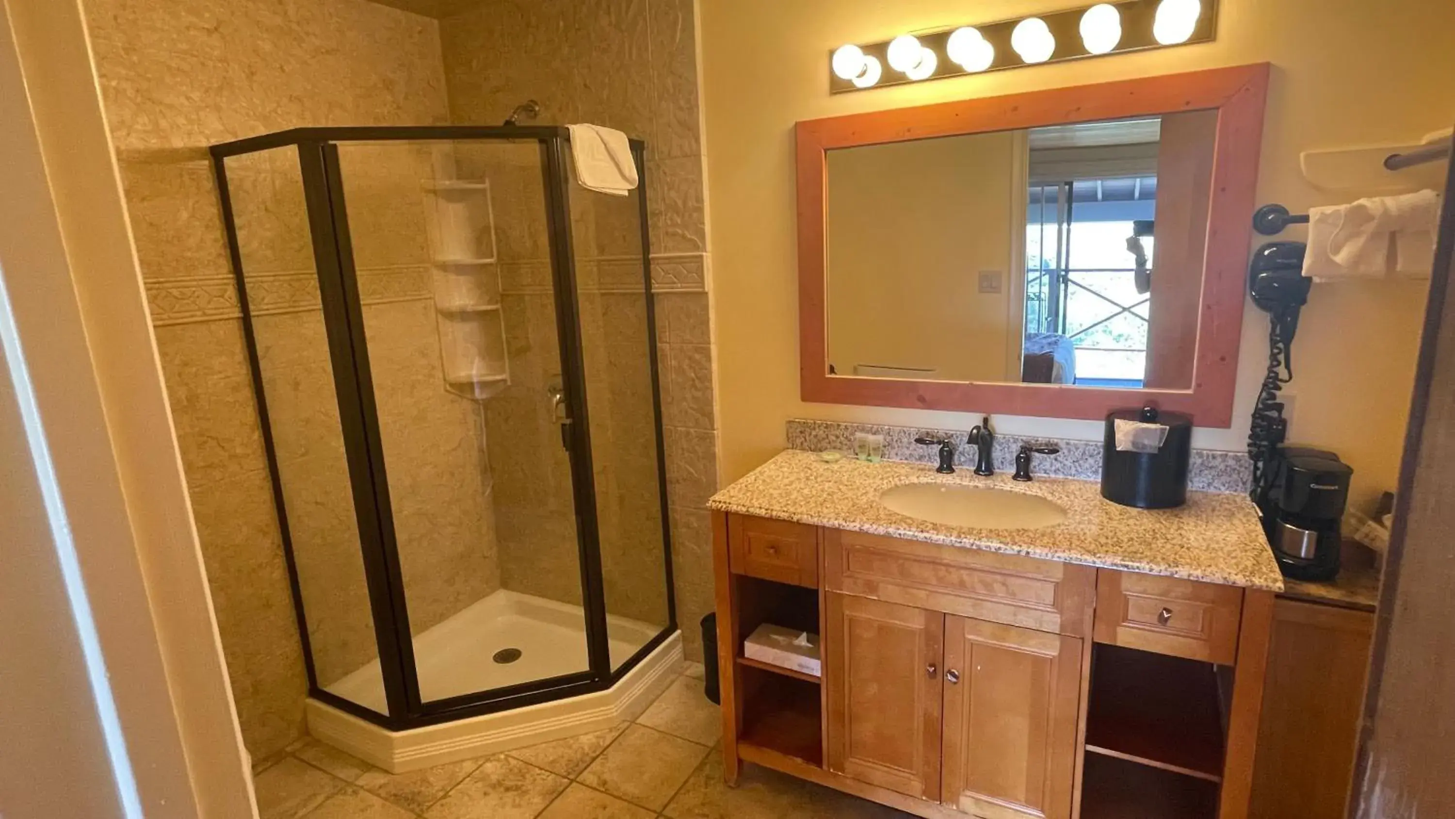 Queen Room in Yosemite Gateway Motel Queen Room in Yosemite Gateway Motel