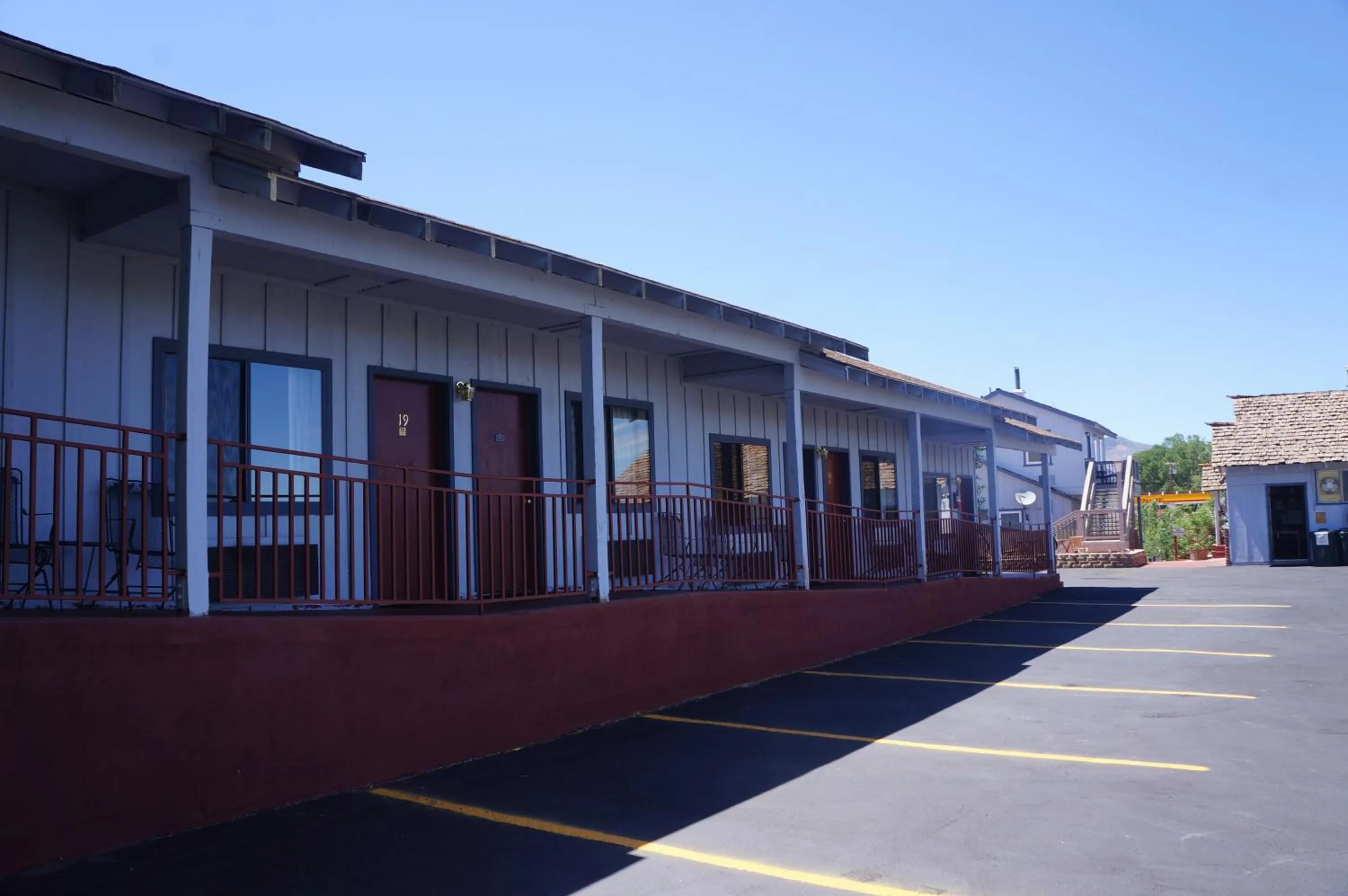Property building in Yosemite Gateway Motel