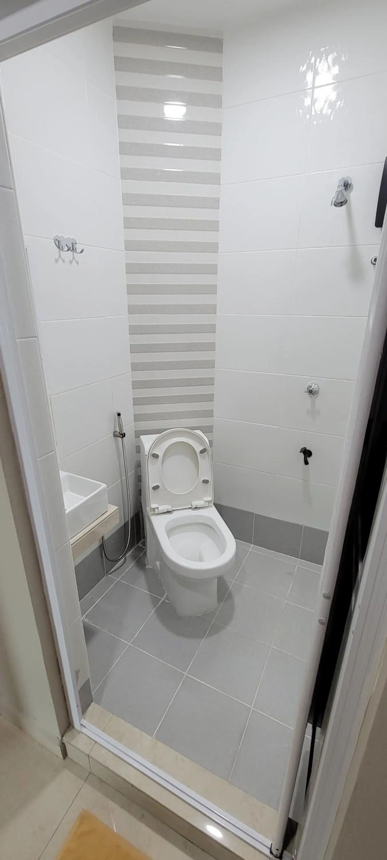 Shower in HOTEL SHAFURA 3