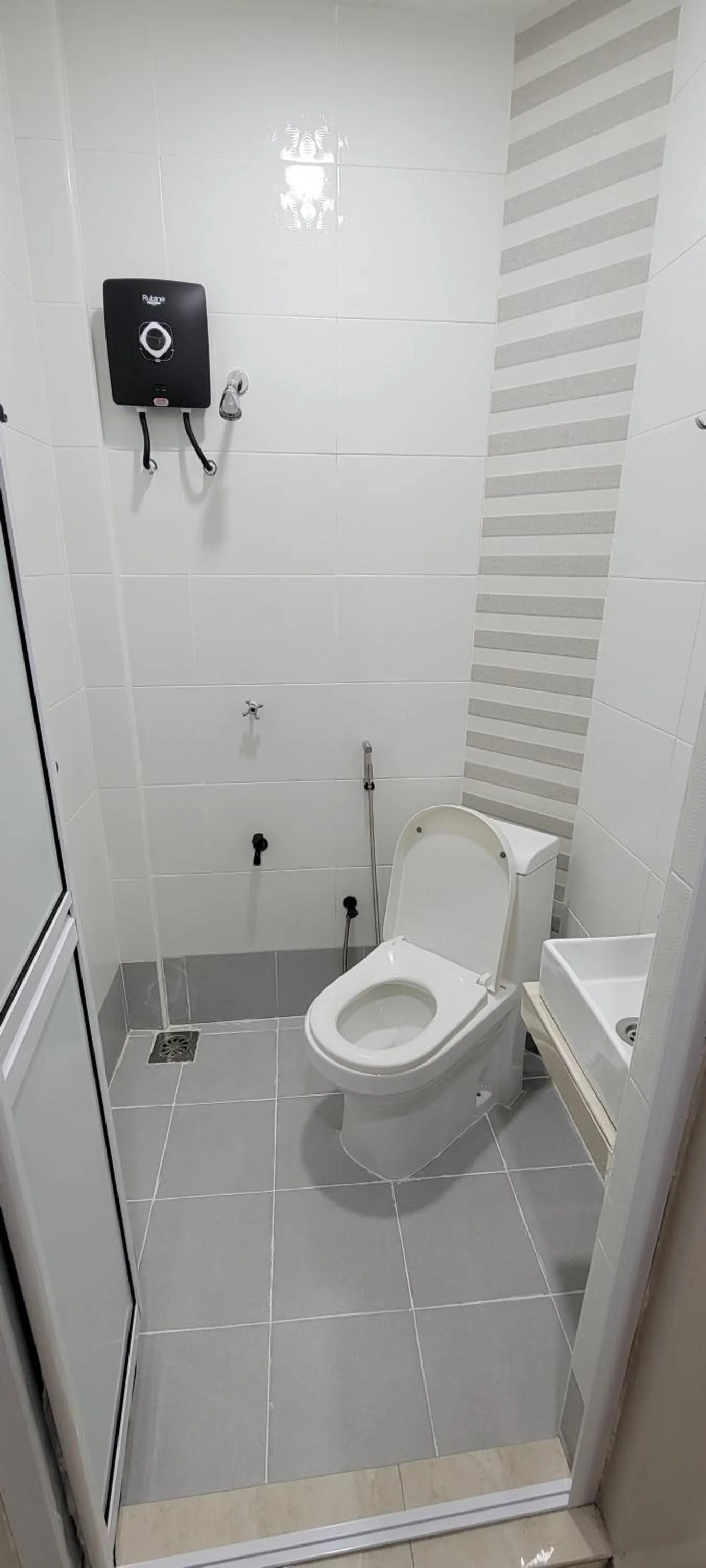 Shower in HOTEL SHAFURA 3