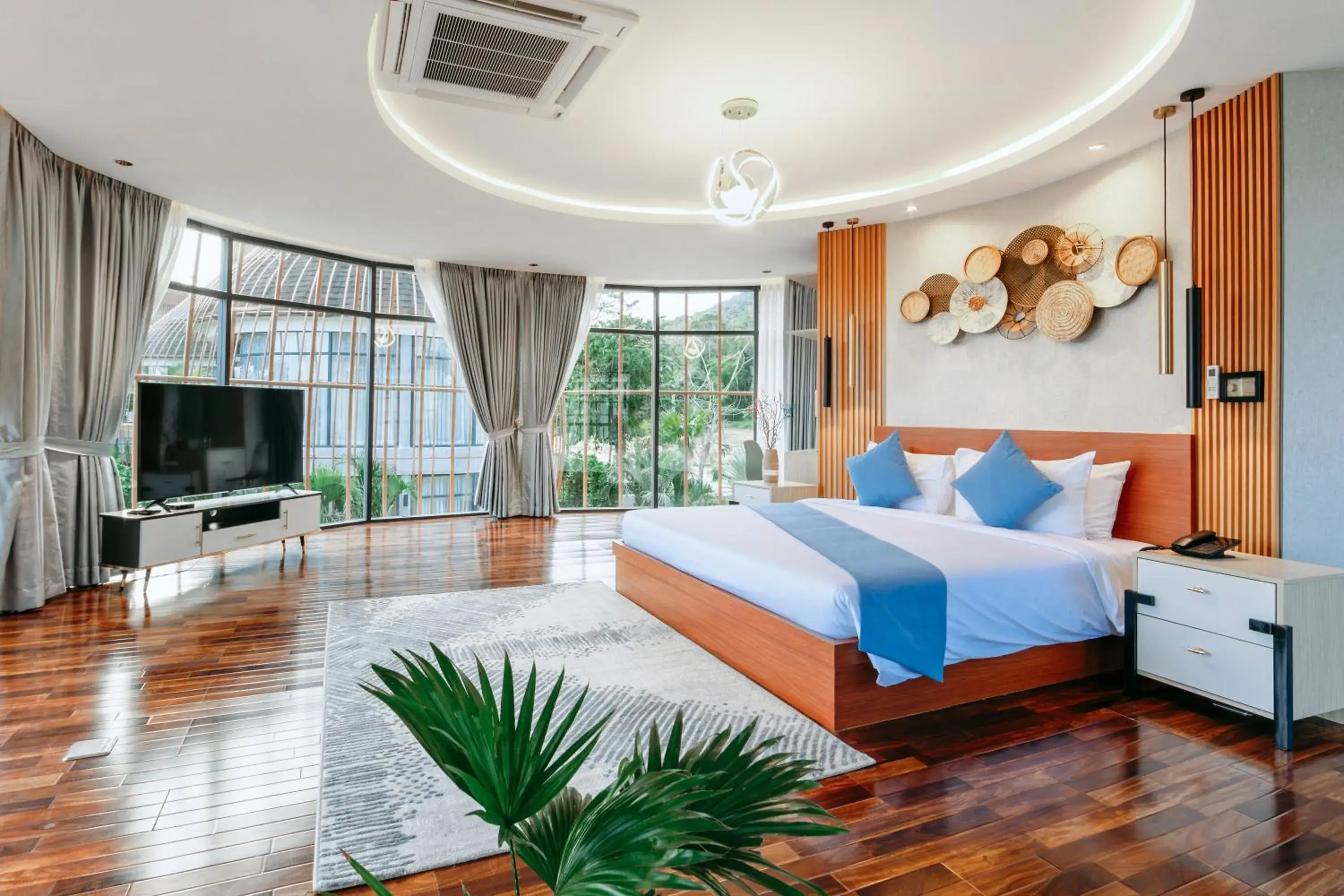 Deluxe Double Room with Balcony and Sea View in Bird Nest Villas by Mafiya Deluxe Double Room with Balcony and Sea View in Bird Nest Villas by Mafiya
