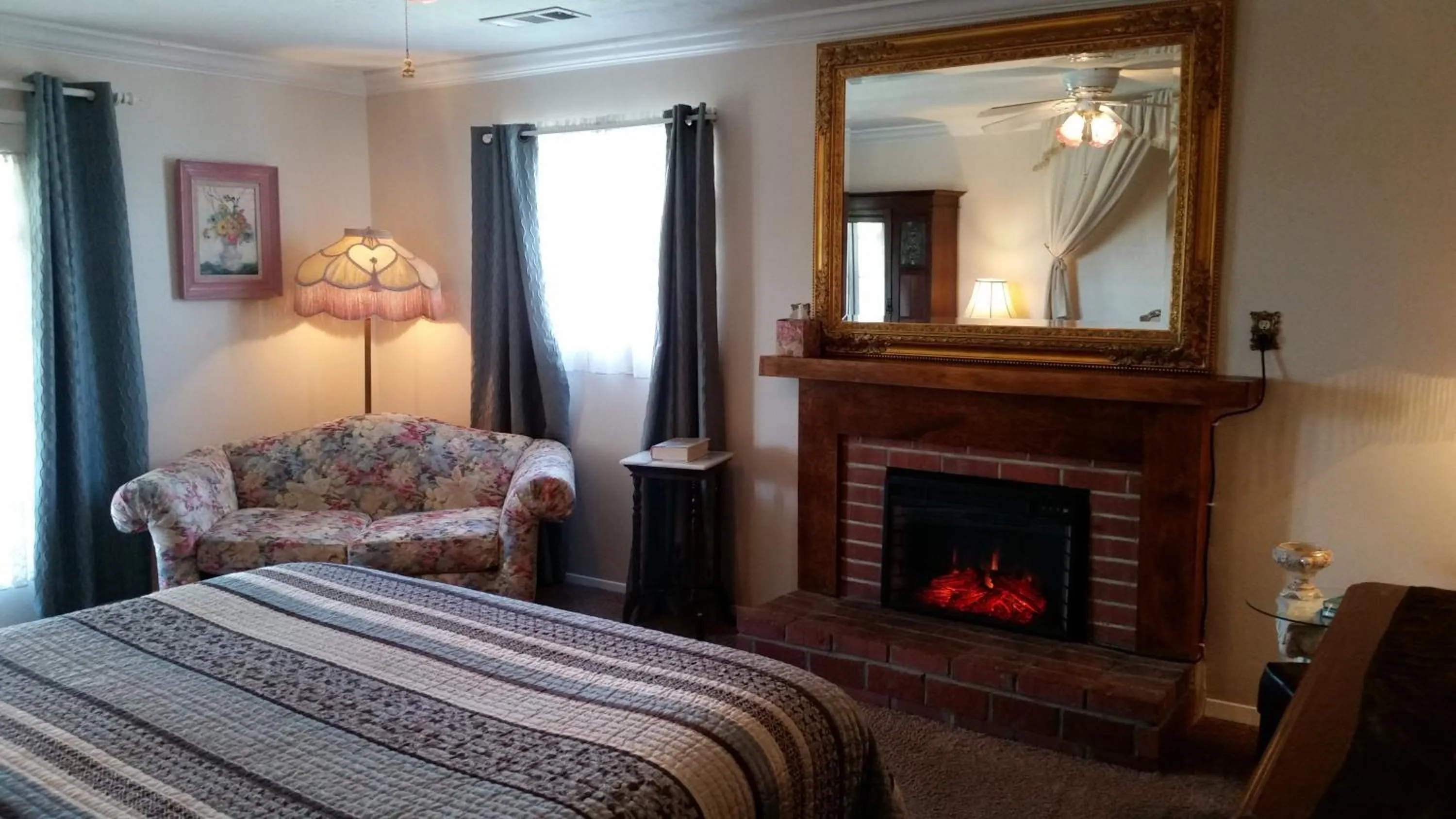 Seating area, Bed in The Parks Inn