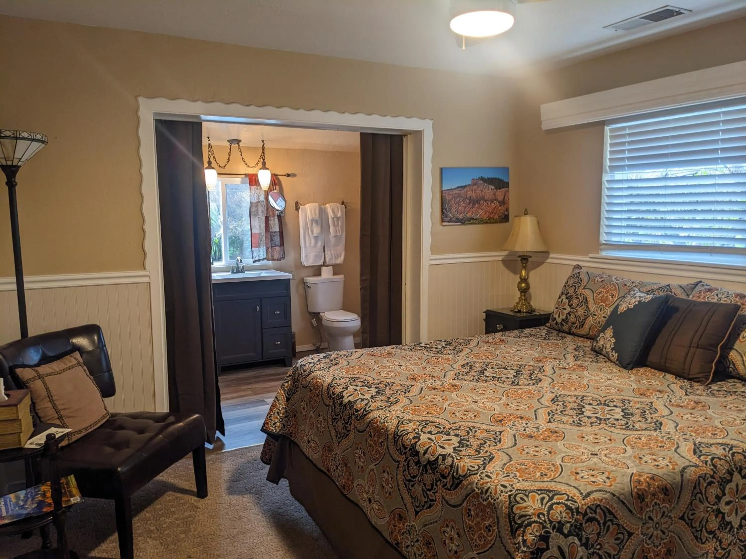 Toilet, Bed in The Parks Inn