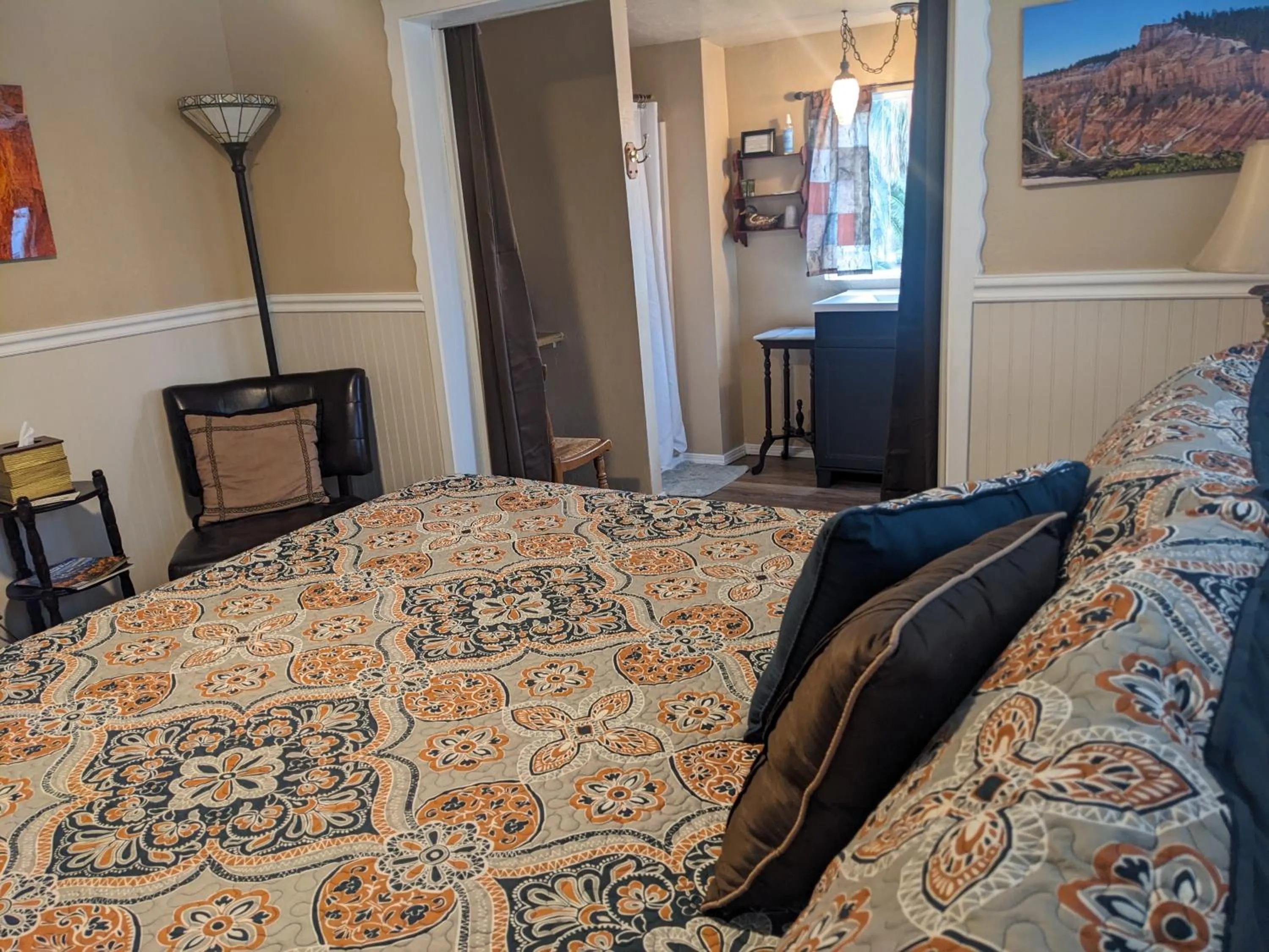 Bathroom, Bed in The Parks Inn