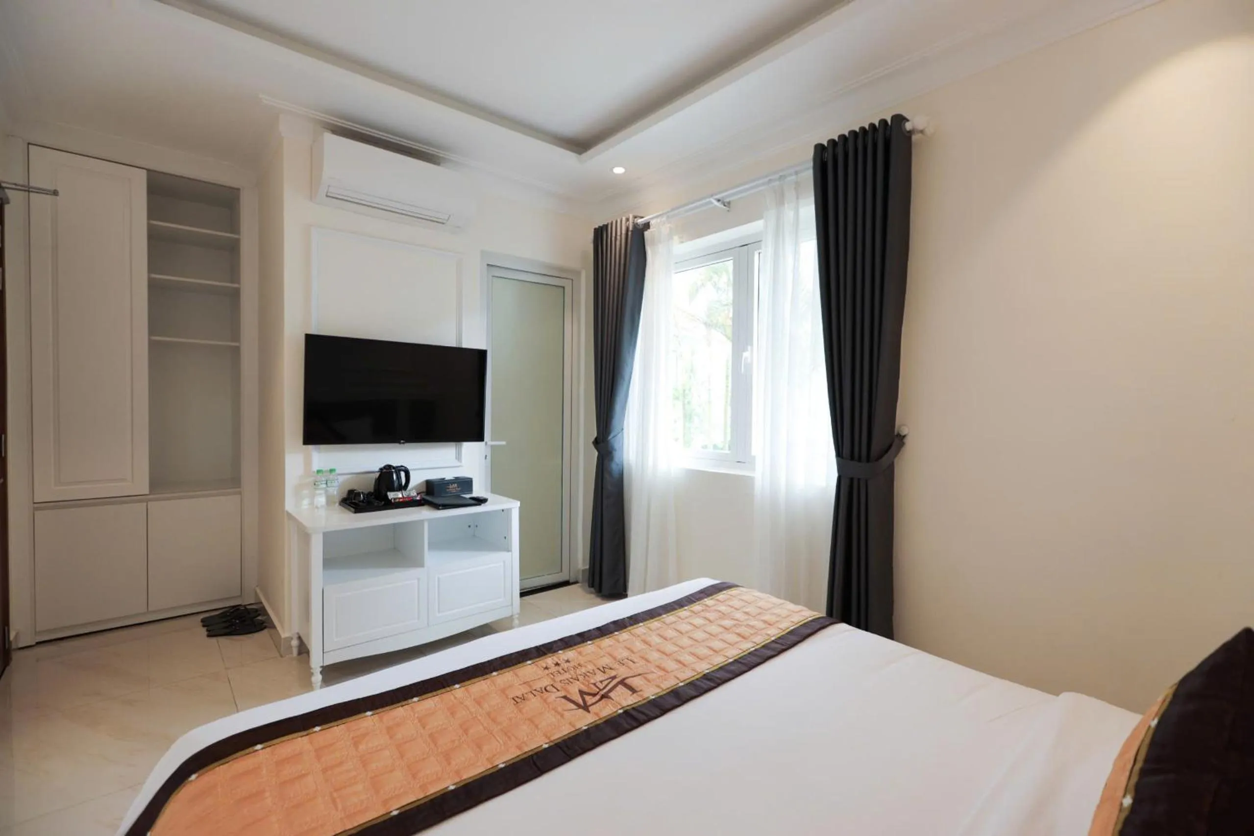 TV and multimedia, Bed in Le Marais Hotel Dalat