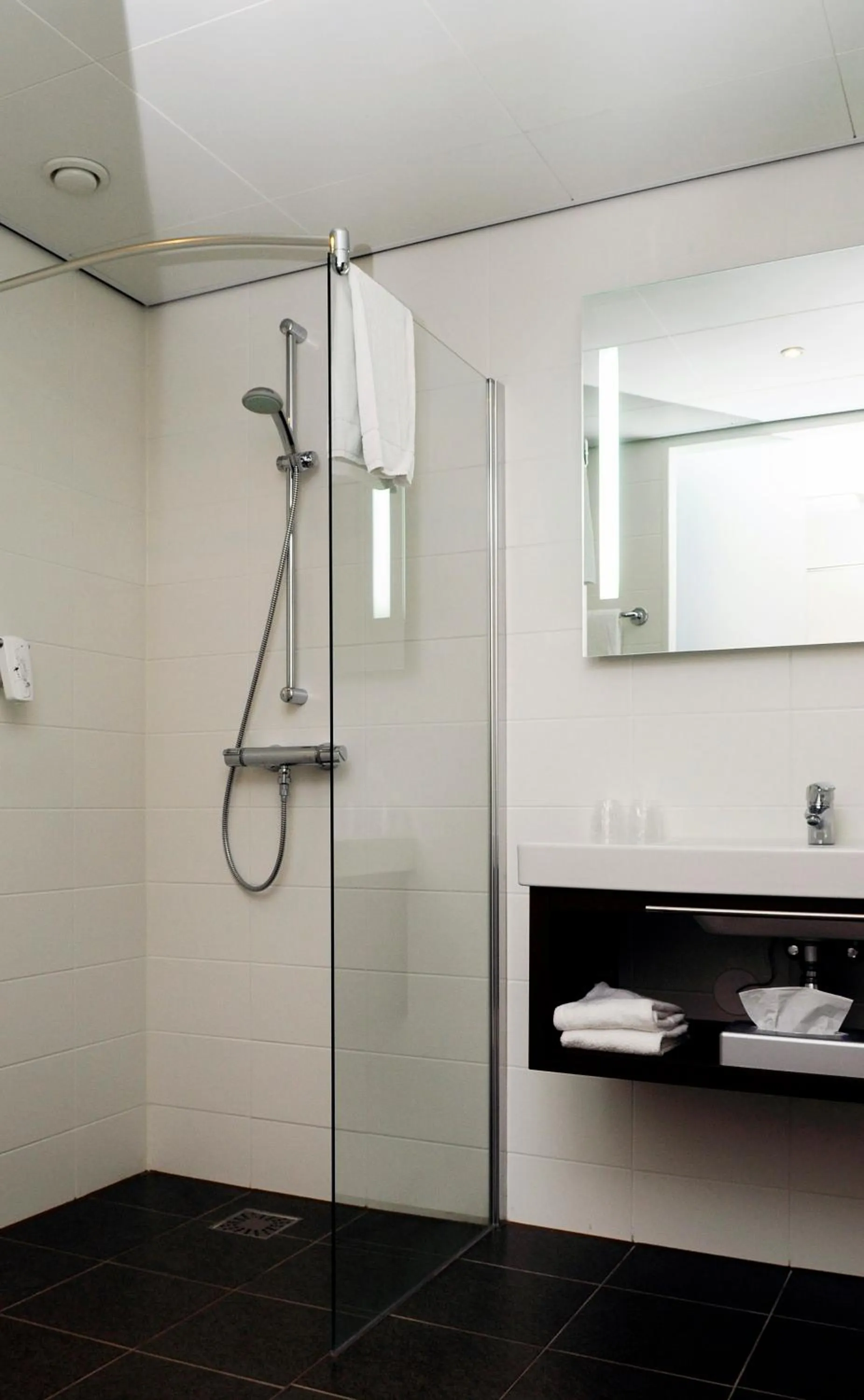 Bathroom in Leonardo Hotel Papendrecht