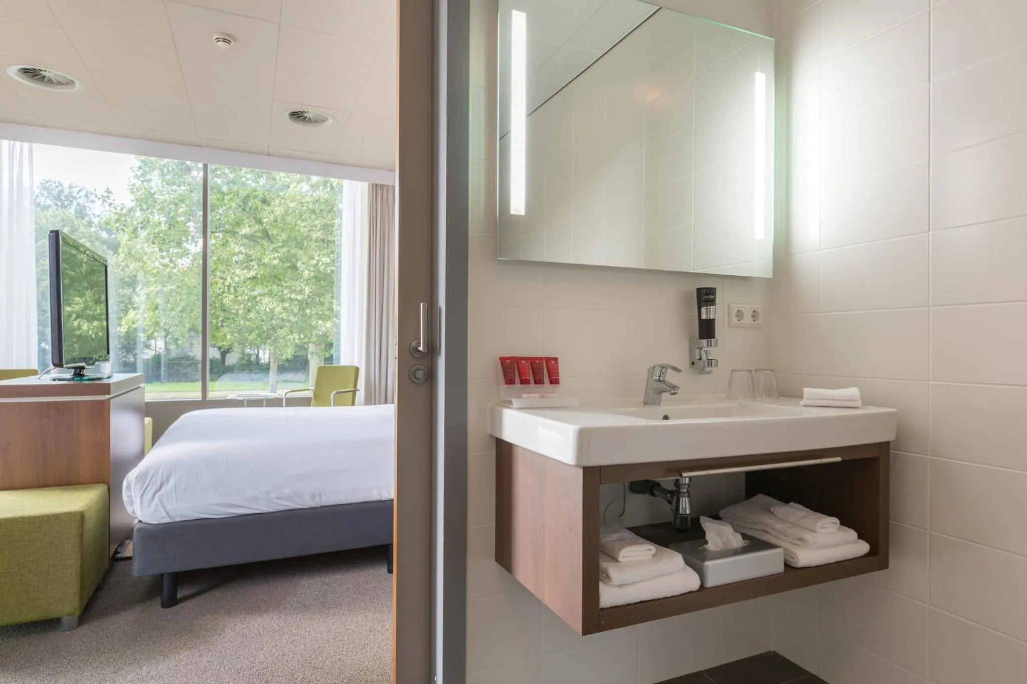 Bathroom, Bed in Leonardo Hotel Papendrecht
