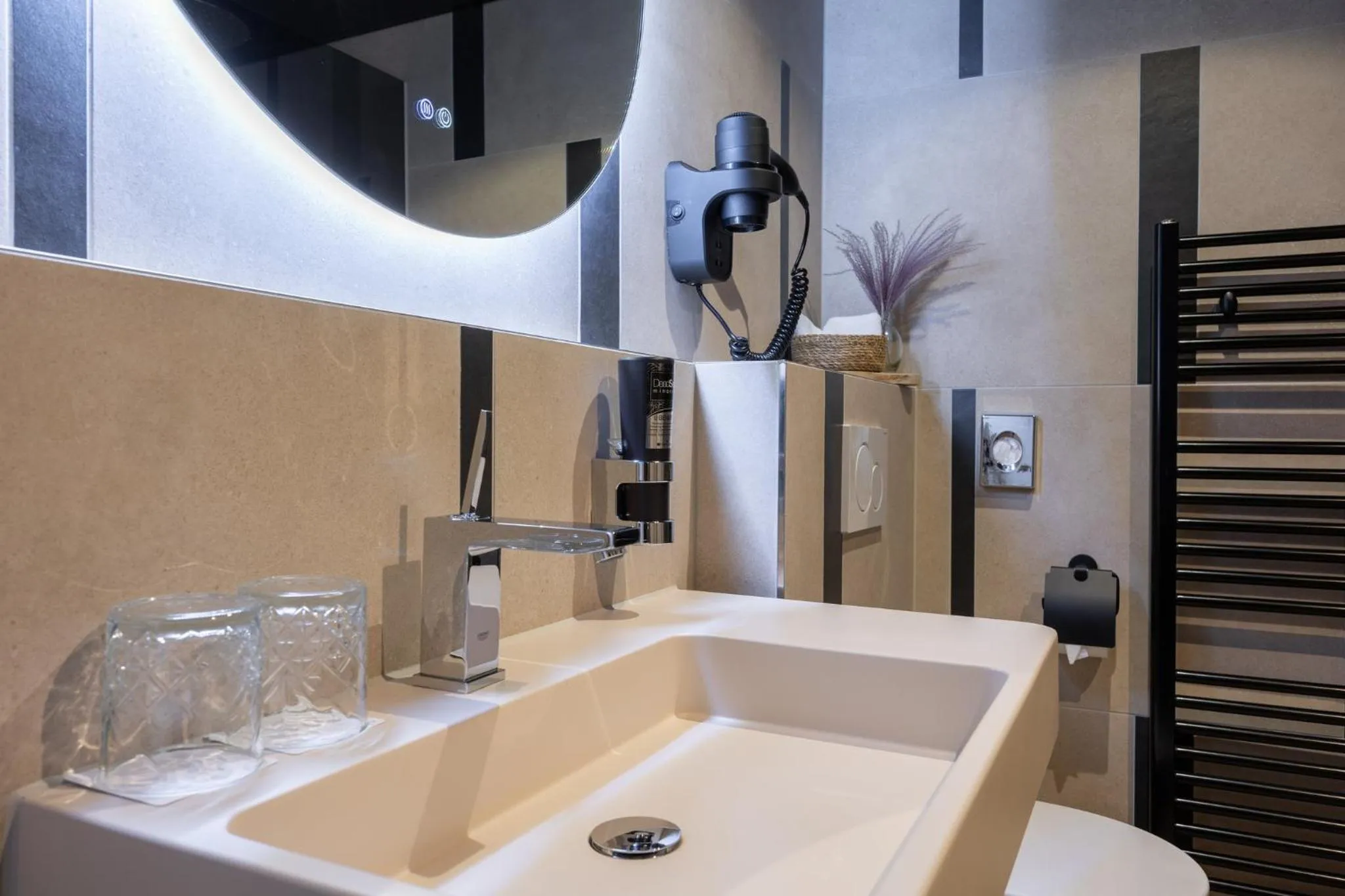 Bathroom in Leonardo Hotel Papendrecht