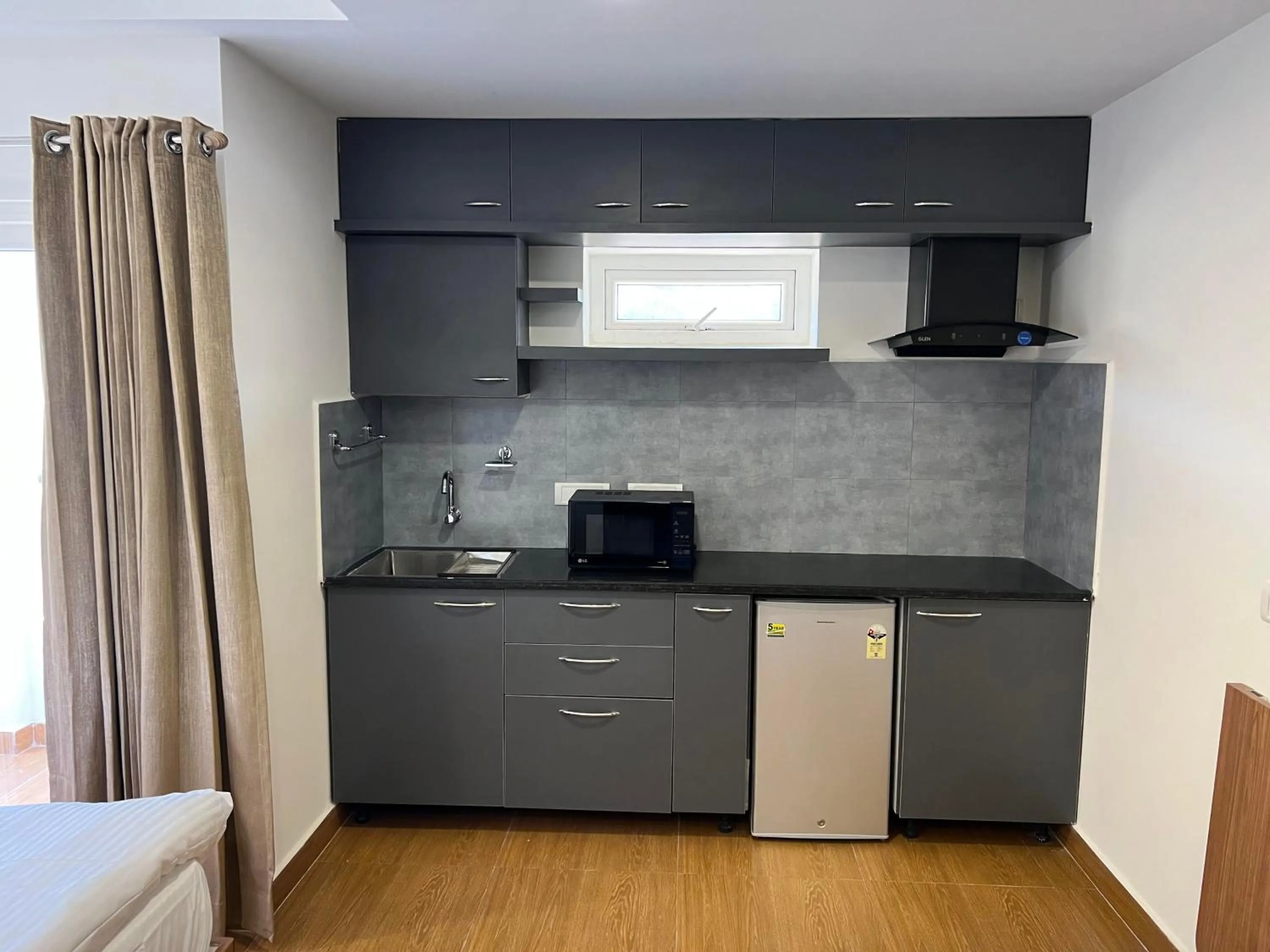 Kitchen or kitchenette in Palladium Luxury Suites Financial District Unit I