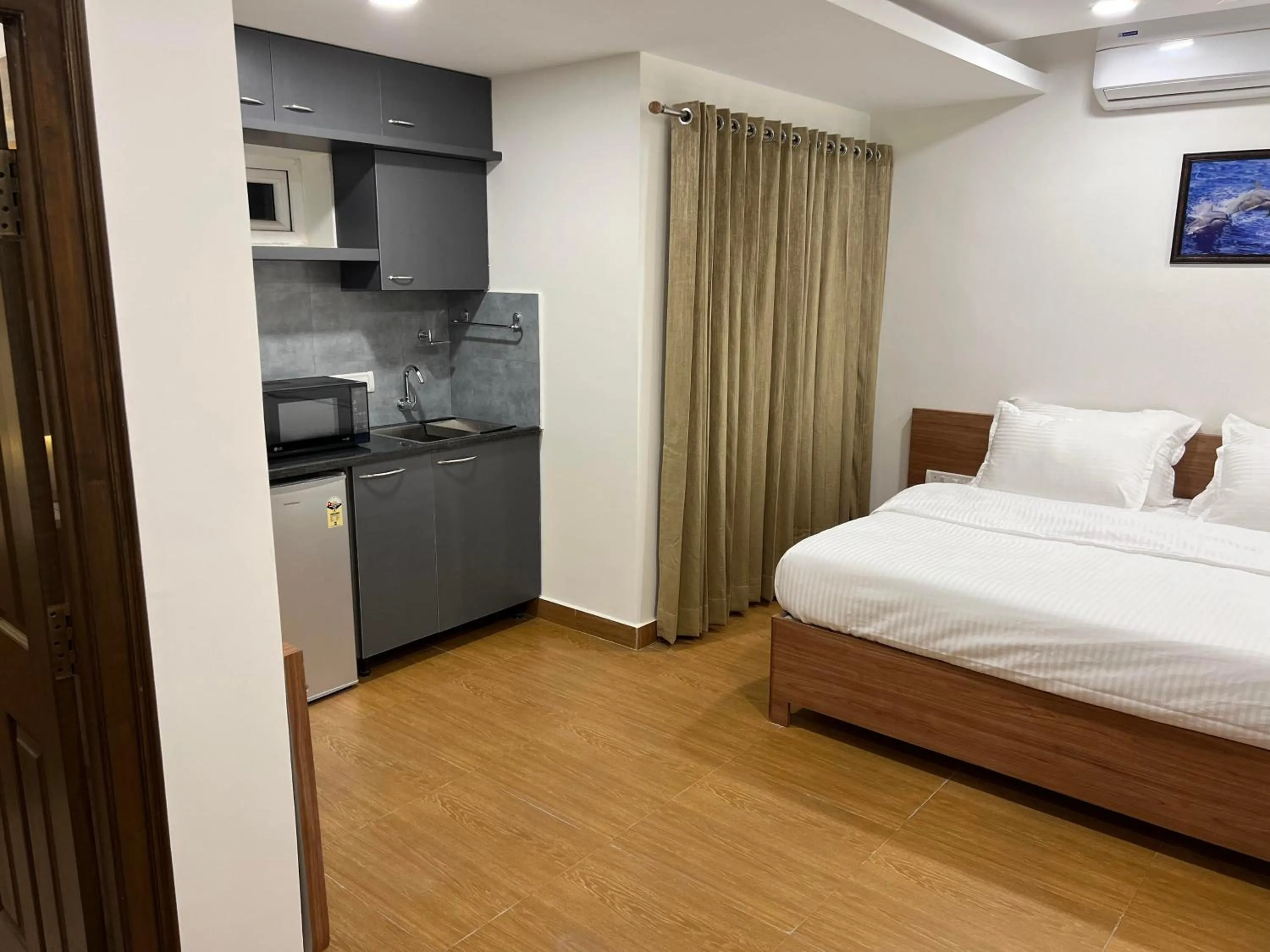 Kitchen or kitchenette, Bed in Palladium Luxury Suites Financial District Unit I