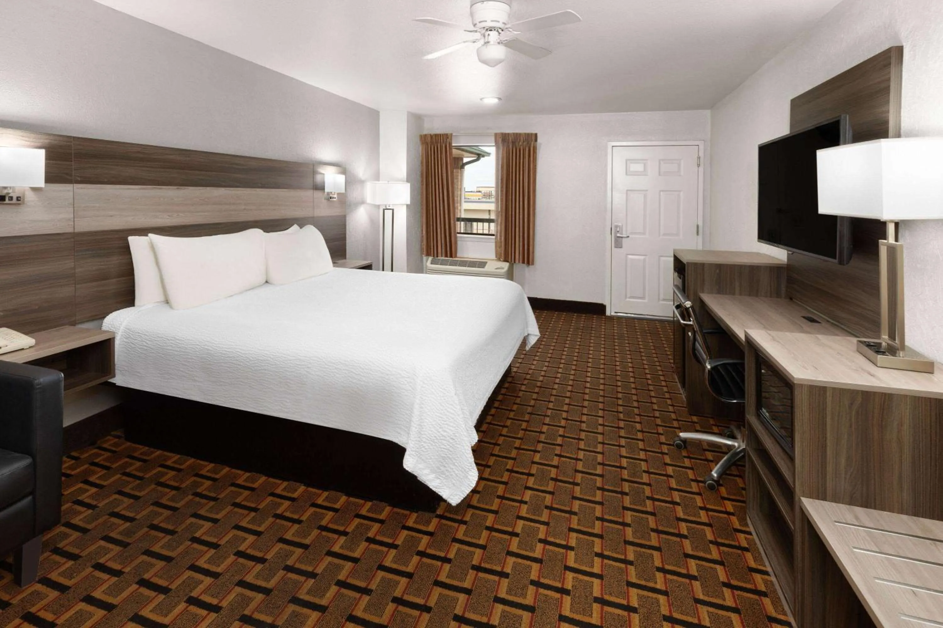 Photo of the whole room, Bed in Ramada Limited San Angelo