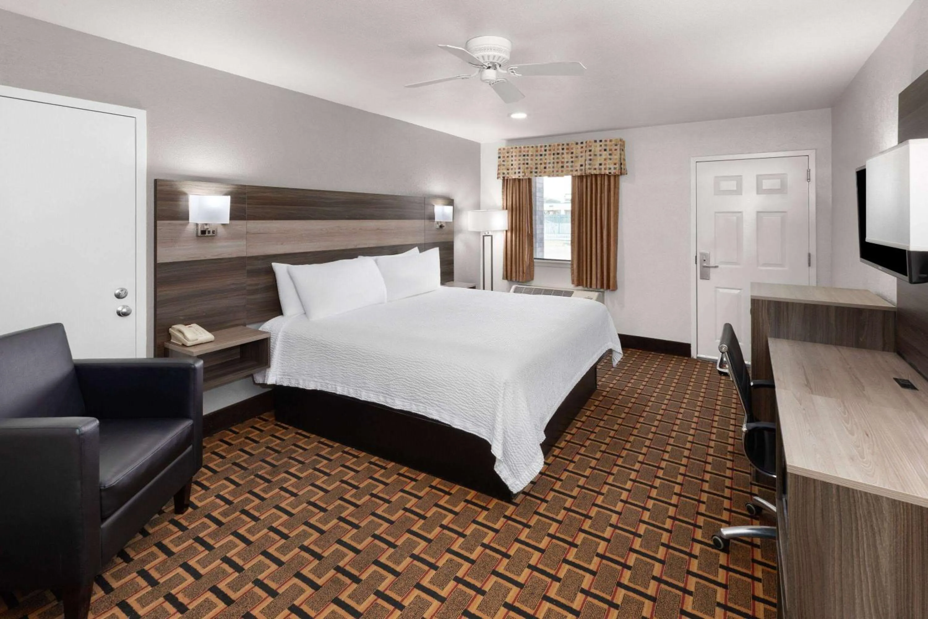 Photo of the whole room, Bed in Ramada Limited San Angelo