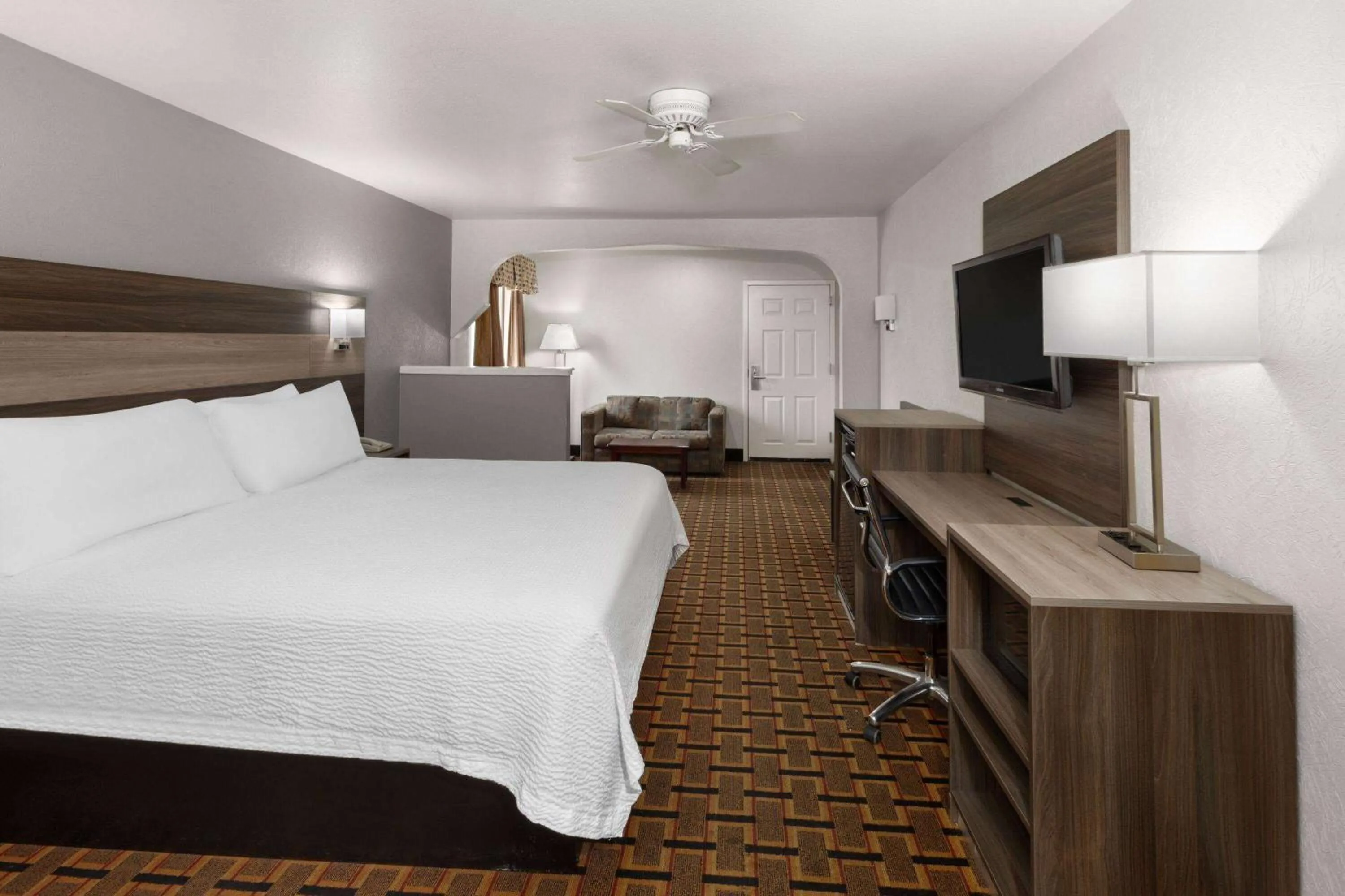 Photo of the whole room, Bed in Ramada Limited San Angelo
