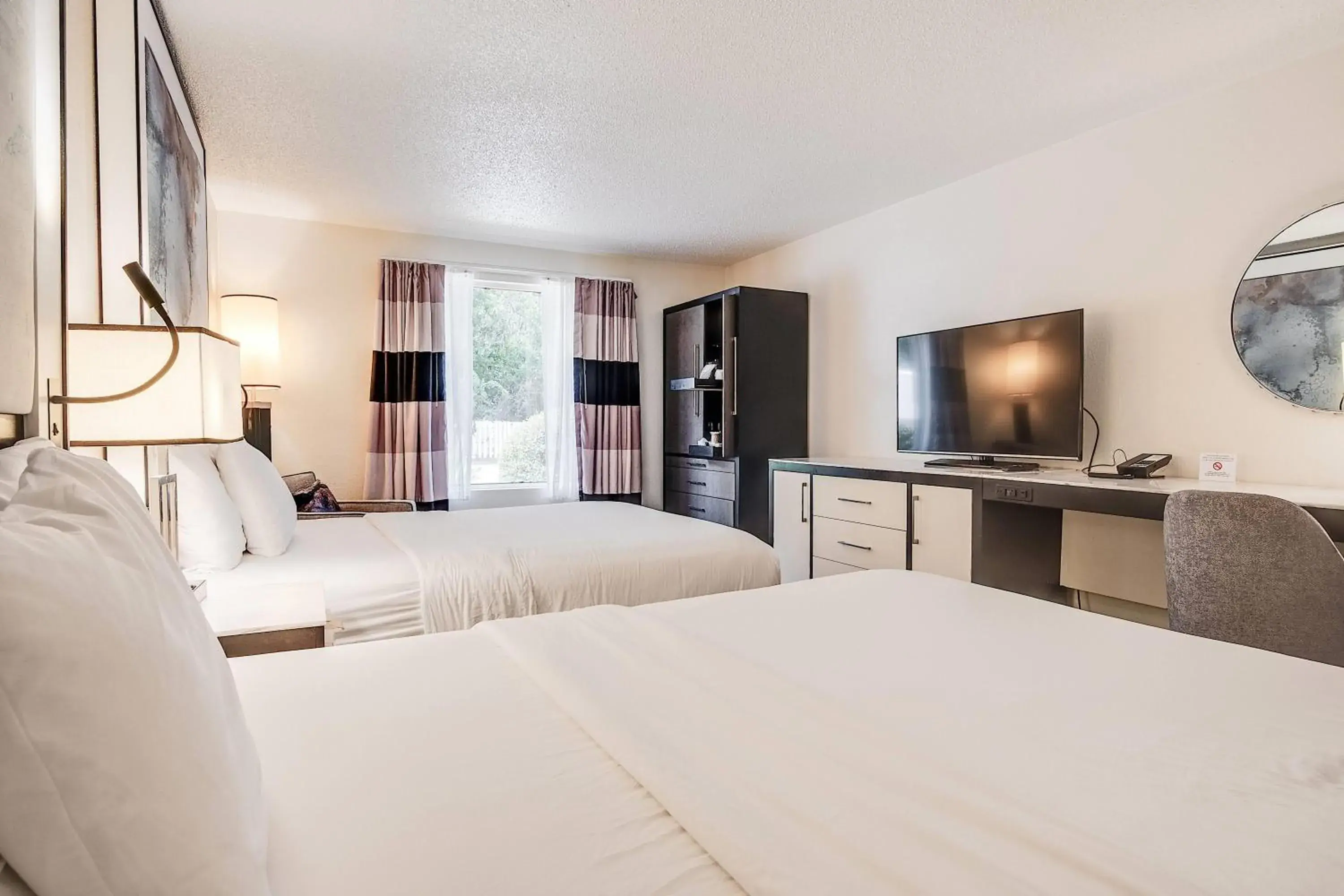 Photo of the whole room, Bed in Cottonwood Suites Savannah Hotel & Conference Center Photo of the whole room, Bed in Cottonwood Suites Savannah Hotel & Conference Center