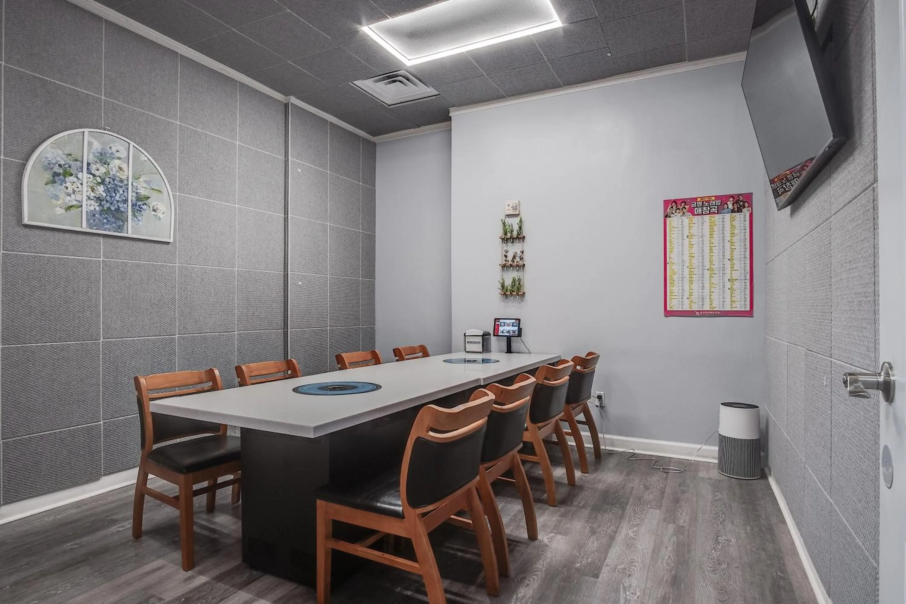 Restaurant/places to eat in Cottonwood Suites Savannah Hotel & Conference Center