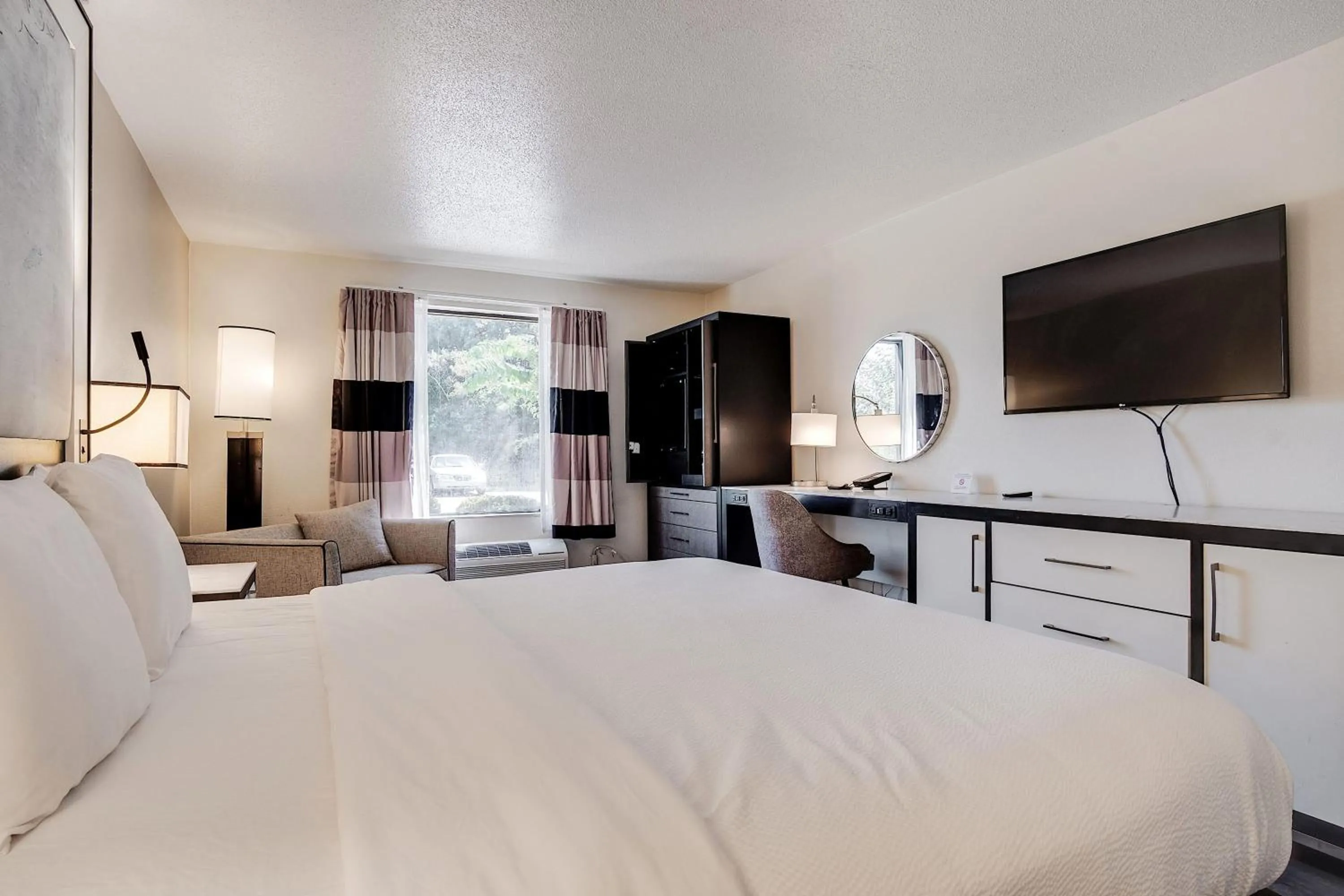 Photo of the whole room, Bed in Cottonwood Suites Savannah Hotel & Conference Center