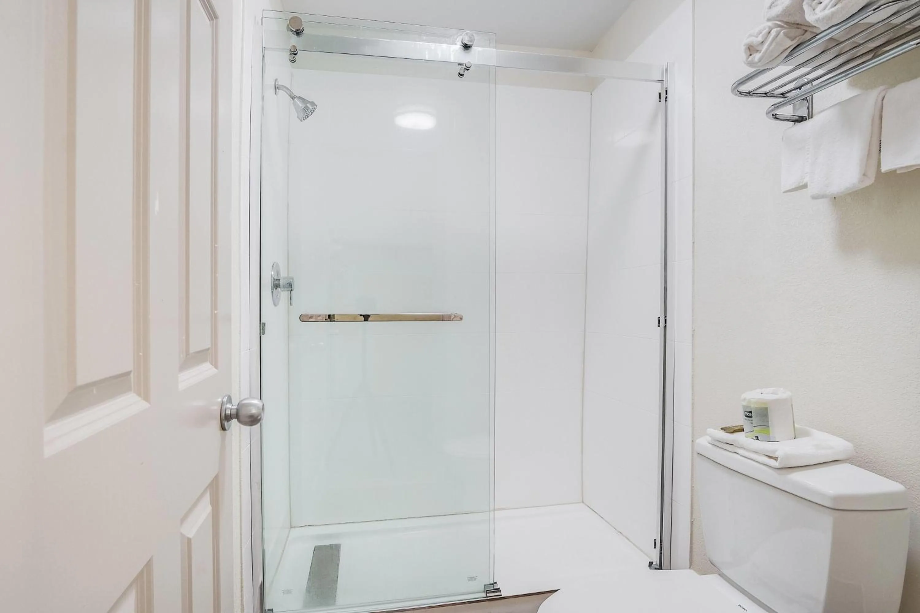 Bathroom in Cottonwood Suites Savannah Hotel & Conference Center