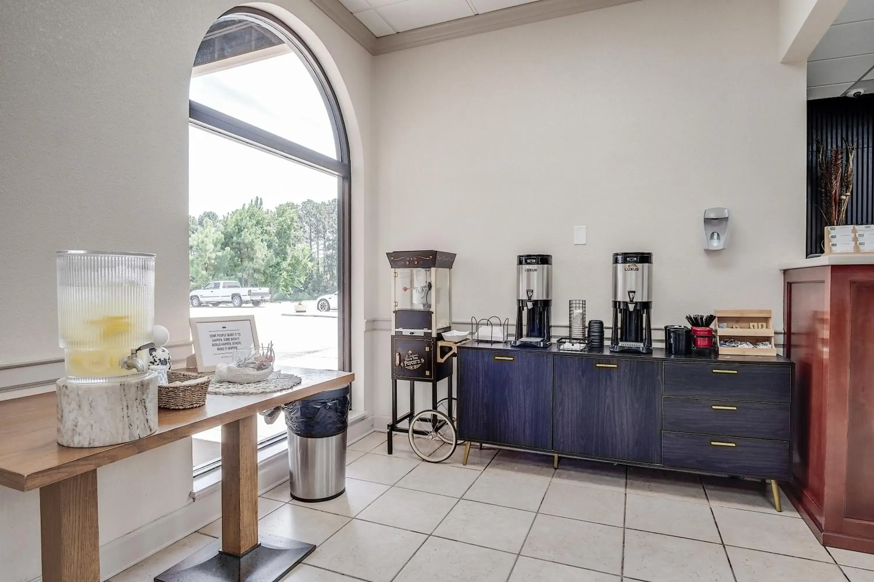 Breakfast in Cottonwood Suites Savannah Hotel & Conference Center Breakfast in Cottonwood Suites Savannah Hotel & Conference Center