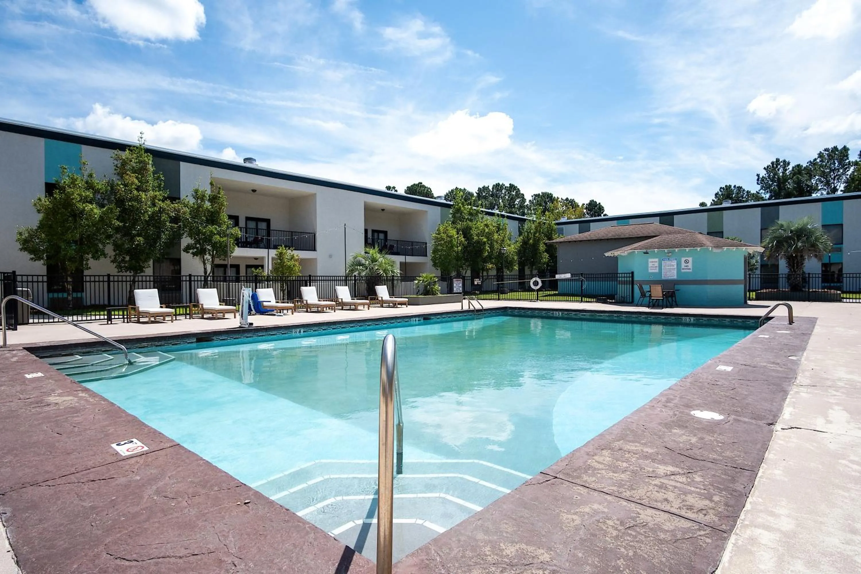 Swimming pool in Cottonwood Suites Savannah Hotel & Conference Center