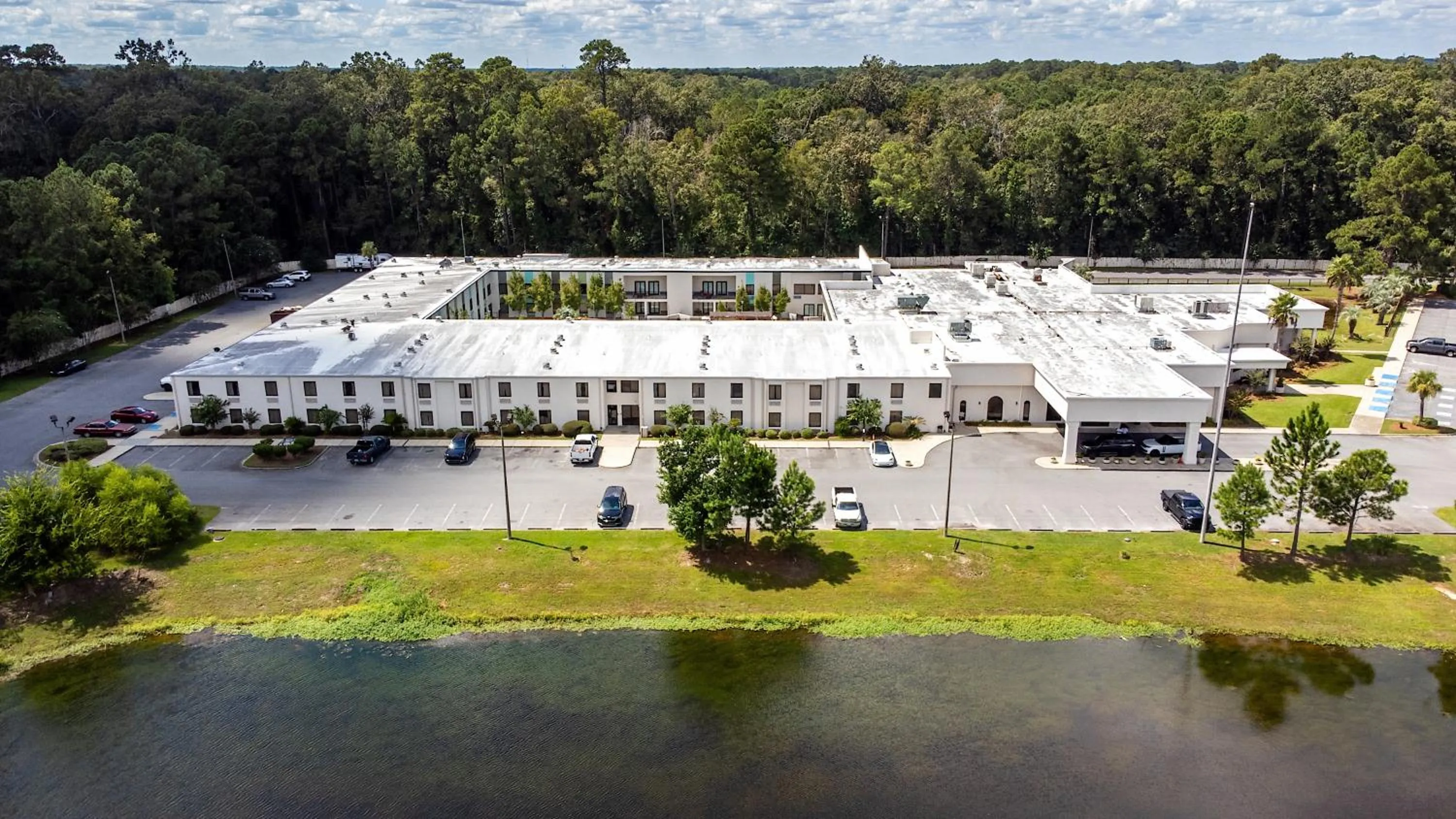 Property building in Cottonwood Suites Savannah Hotel & Conference Center