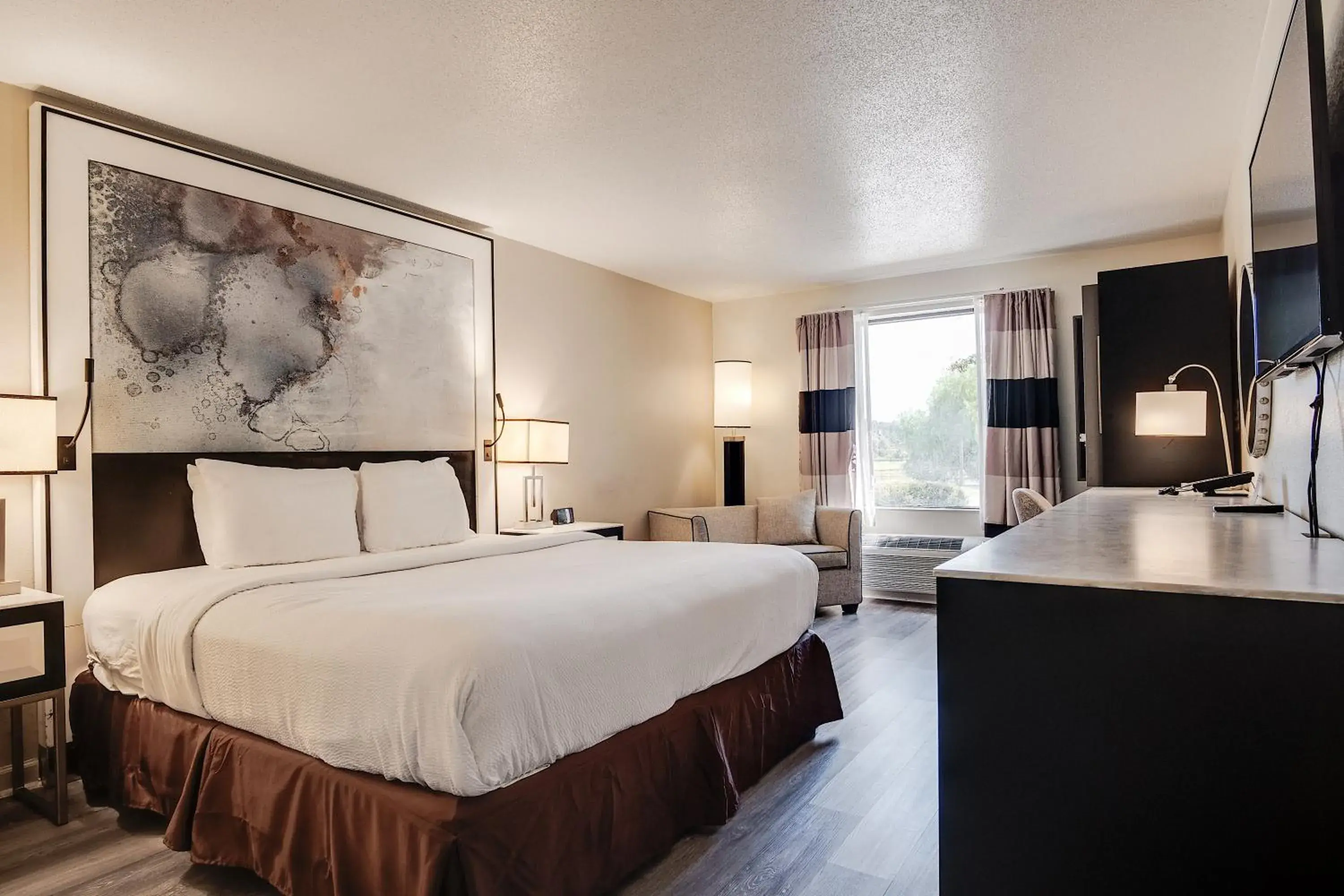 King Room with Roll-in Shower - Mobility Access/Non-Smoking in Cottonwood Suites Savannah Hotel & Conference Center King Room with Roll-in Shower - Mobility Access/Non-Smoking in Cottonwood Suites Savannah Hotel & Conference Center