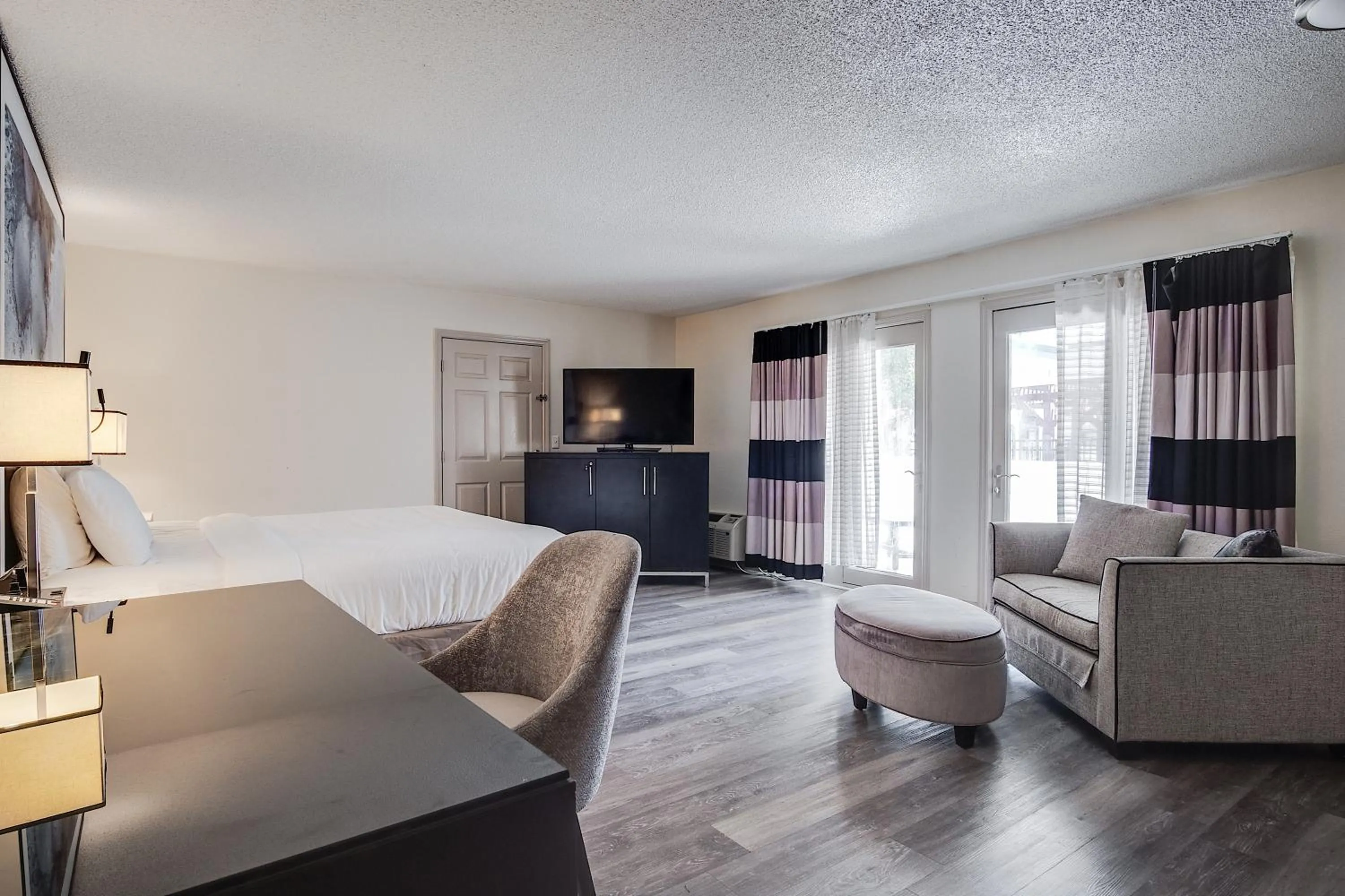 Photo of the whole room, Bed in Cottonwood Suites Savannah Hotel & Conference Center