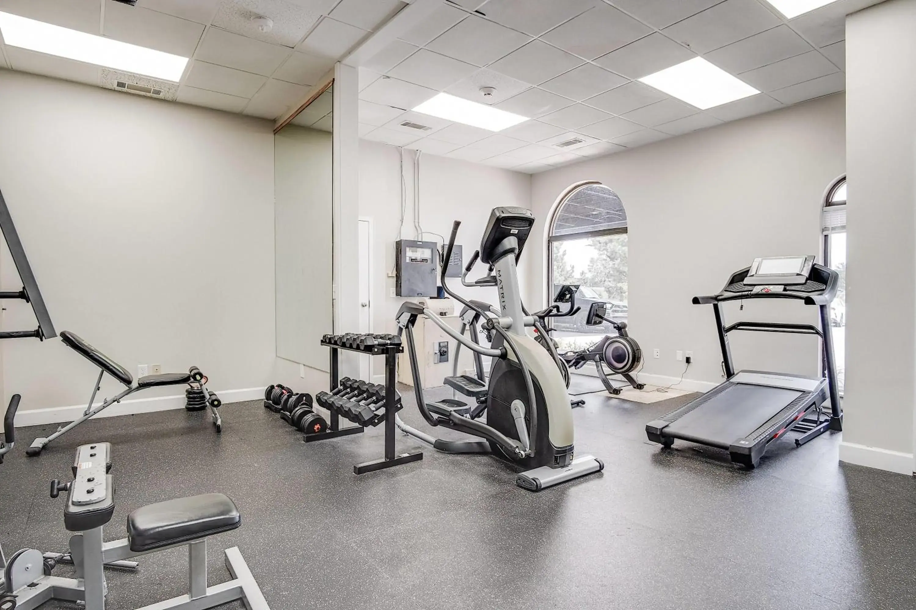 Fitness centre/facilities in Cottonwood Suites Savannah Hotel & Conference Center Fitness centre/facilities in Cottonwood Suites Savannah Hotel & Conference Center
