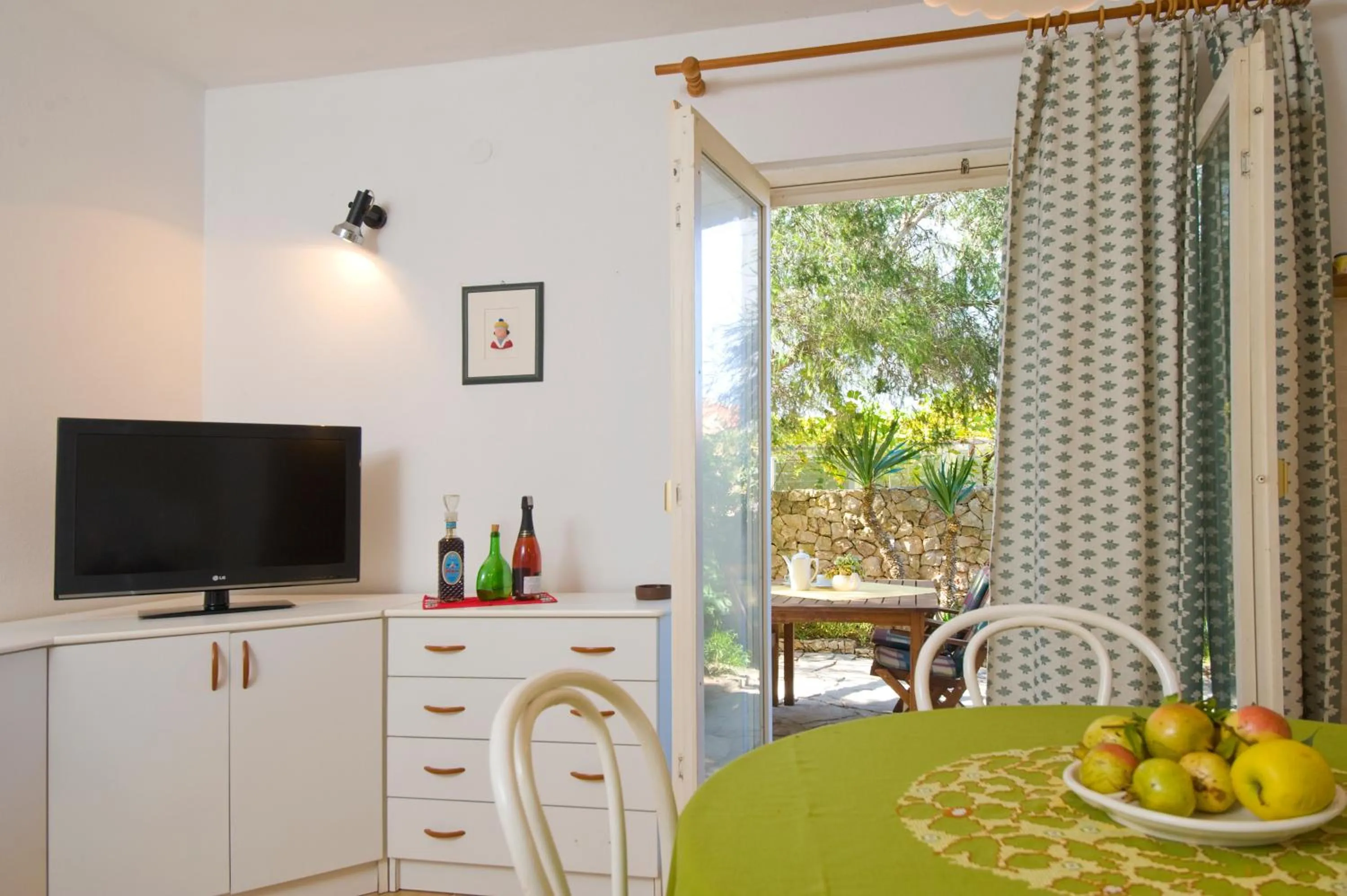 TV and multimedia in Holiday Home Lukrecia, for 9, private pool, free parking, 450 m from the beach