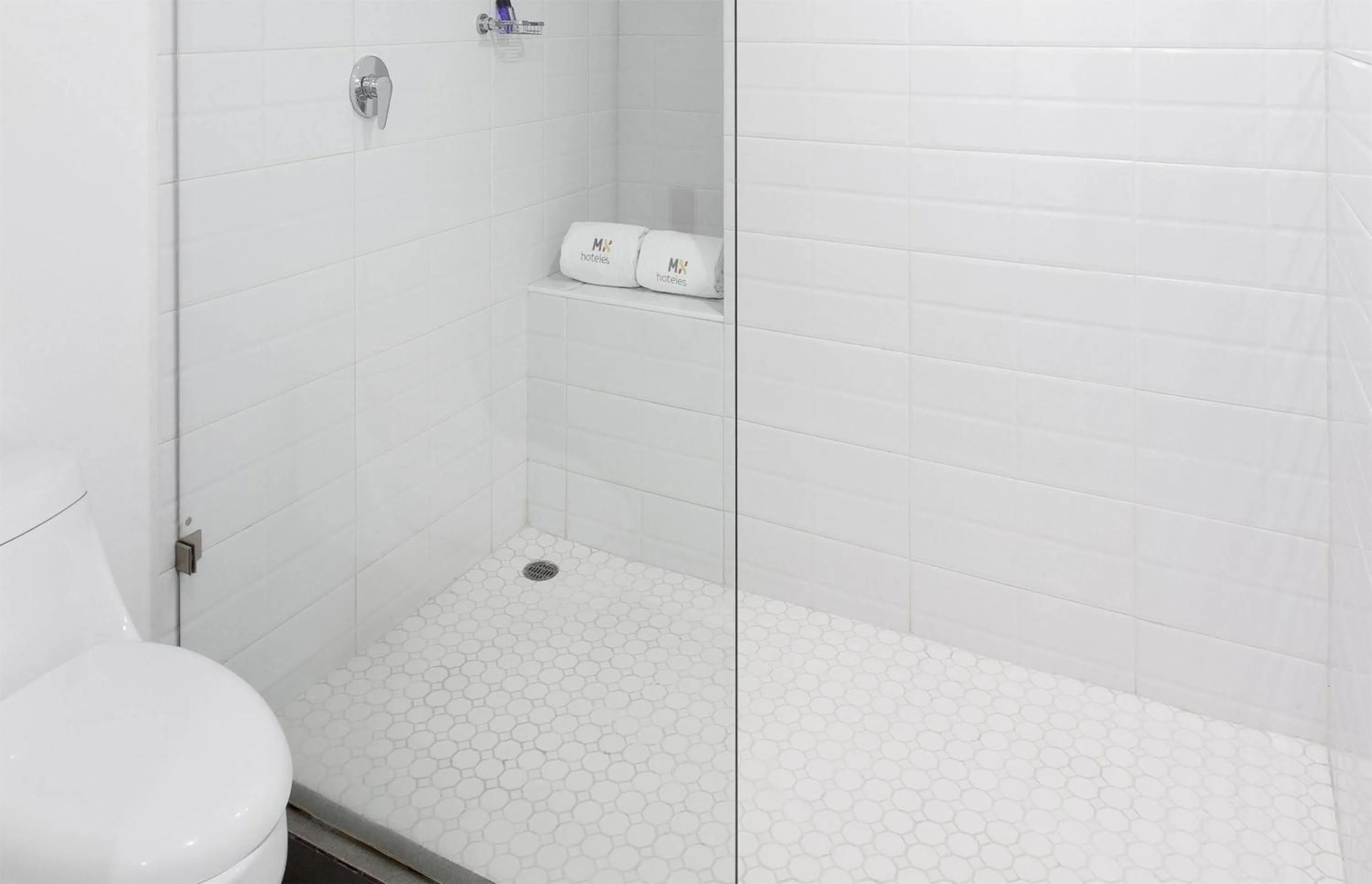 Bathroom in Hotel MX aeropuerto CDMX, Trademark Collection by Wyndham