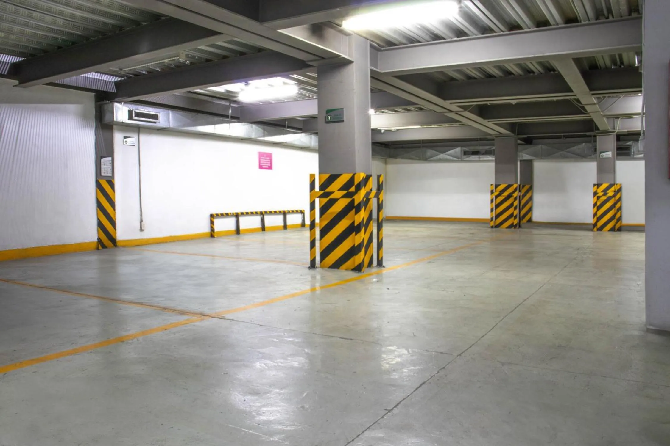 Parking in Hotel MX aeropuerto CDMX, Trademark Collection by Wyndham