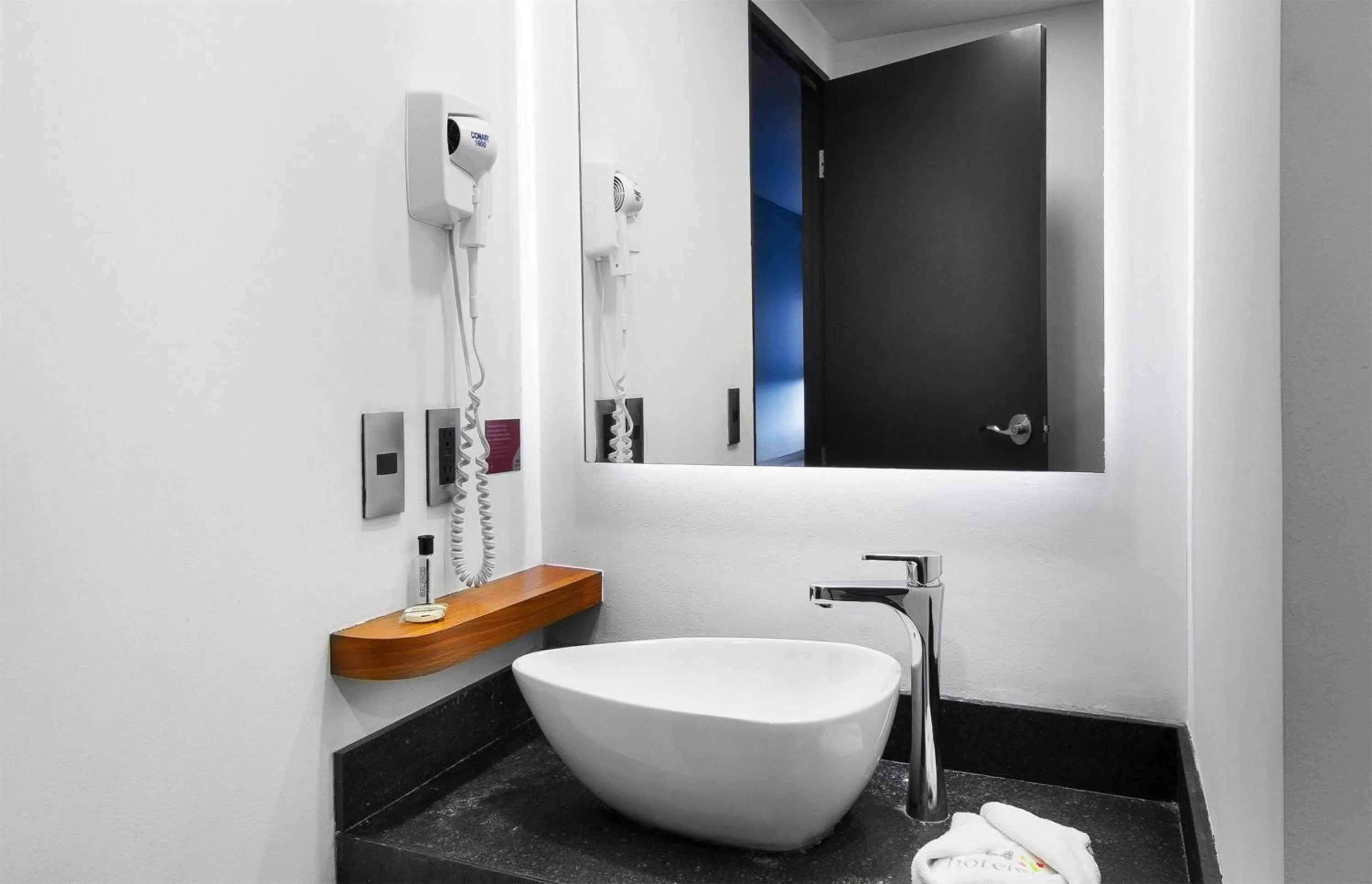 Bathroom in Hotel MX aeropuerto CDMX, Trademark Collection by Wyndham