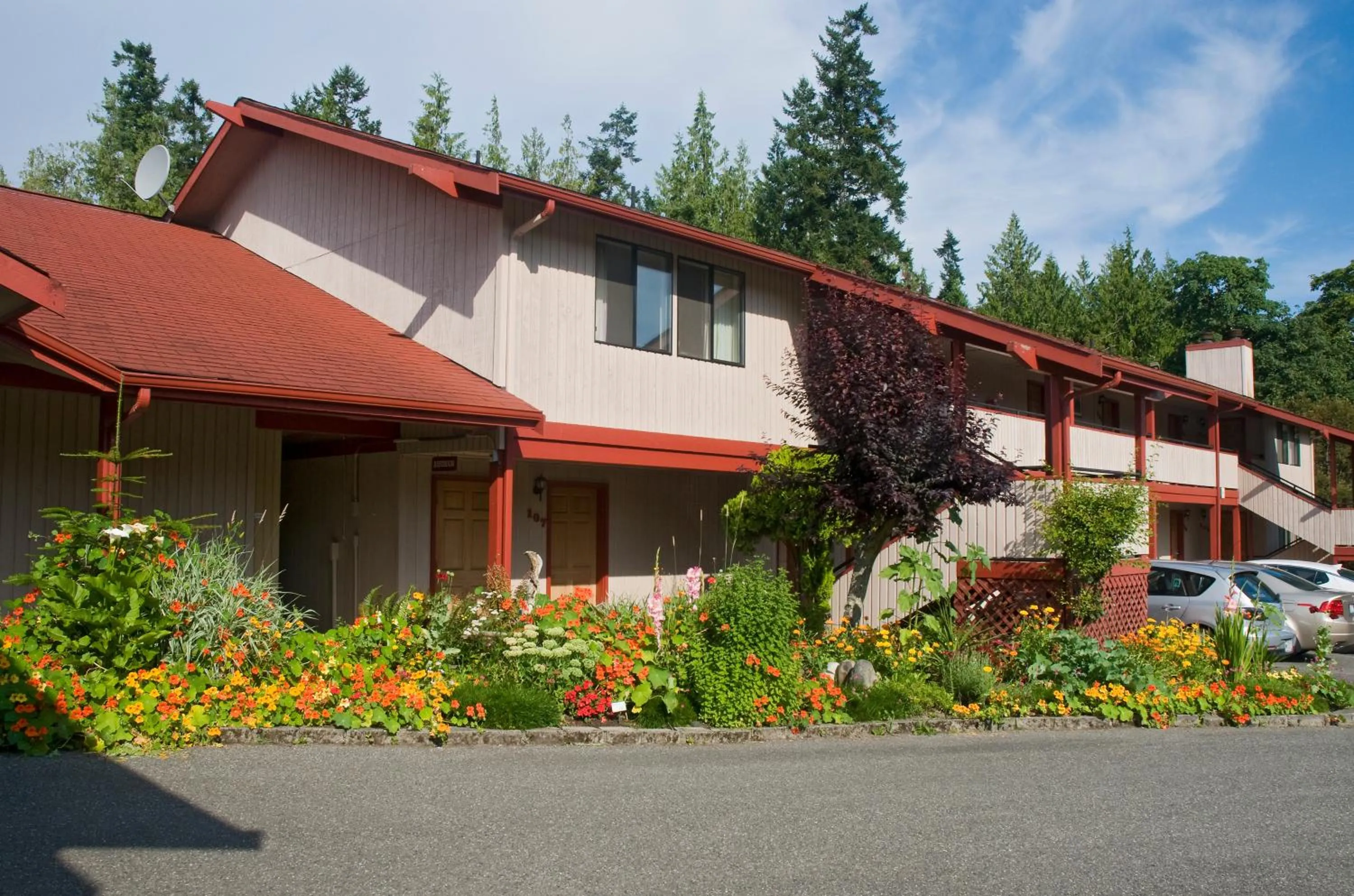 Facade/entrance in Sequim Bay Lodge