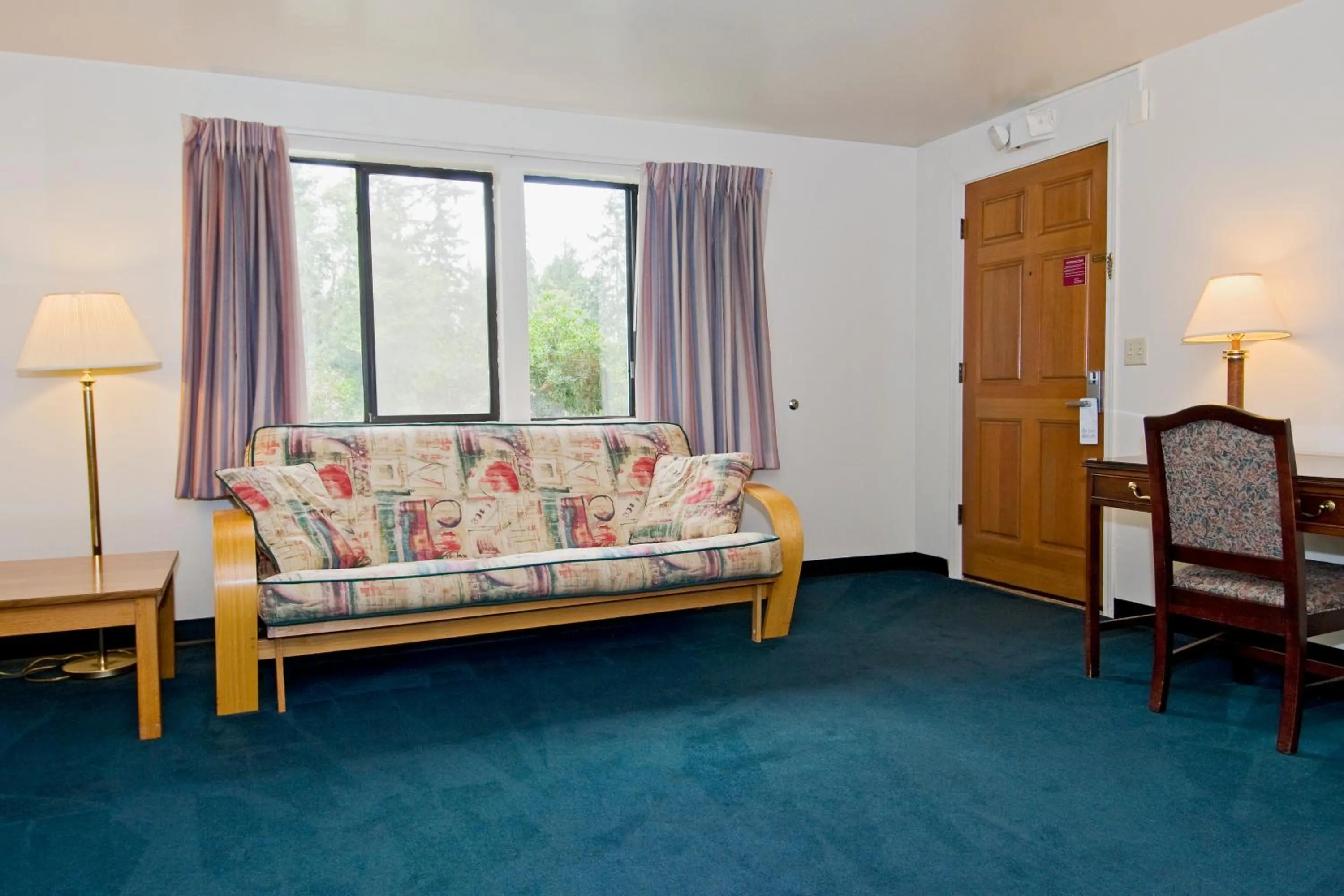 Living room, Bed in Sequim Bay Lodge