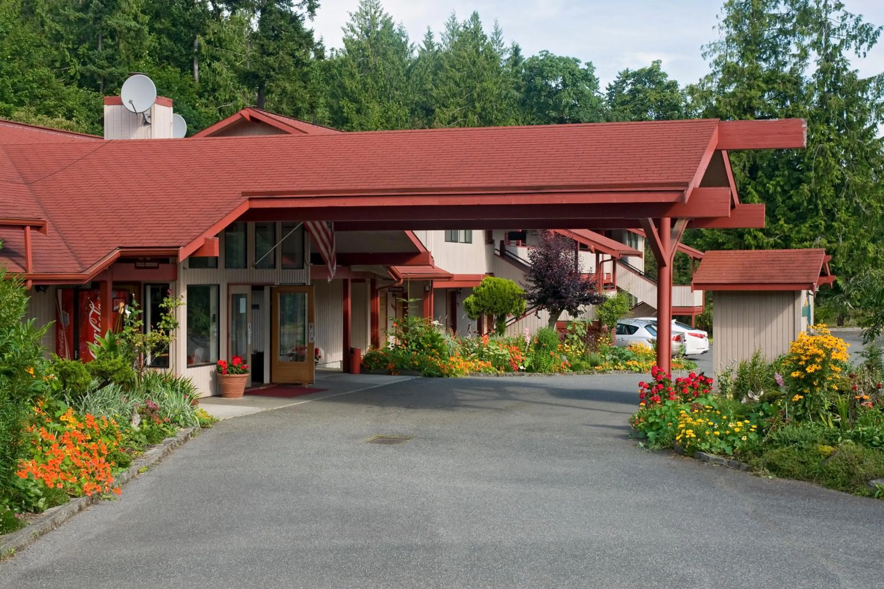 Facade/entrance in Sequim Bay Lodge