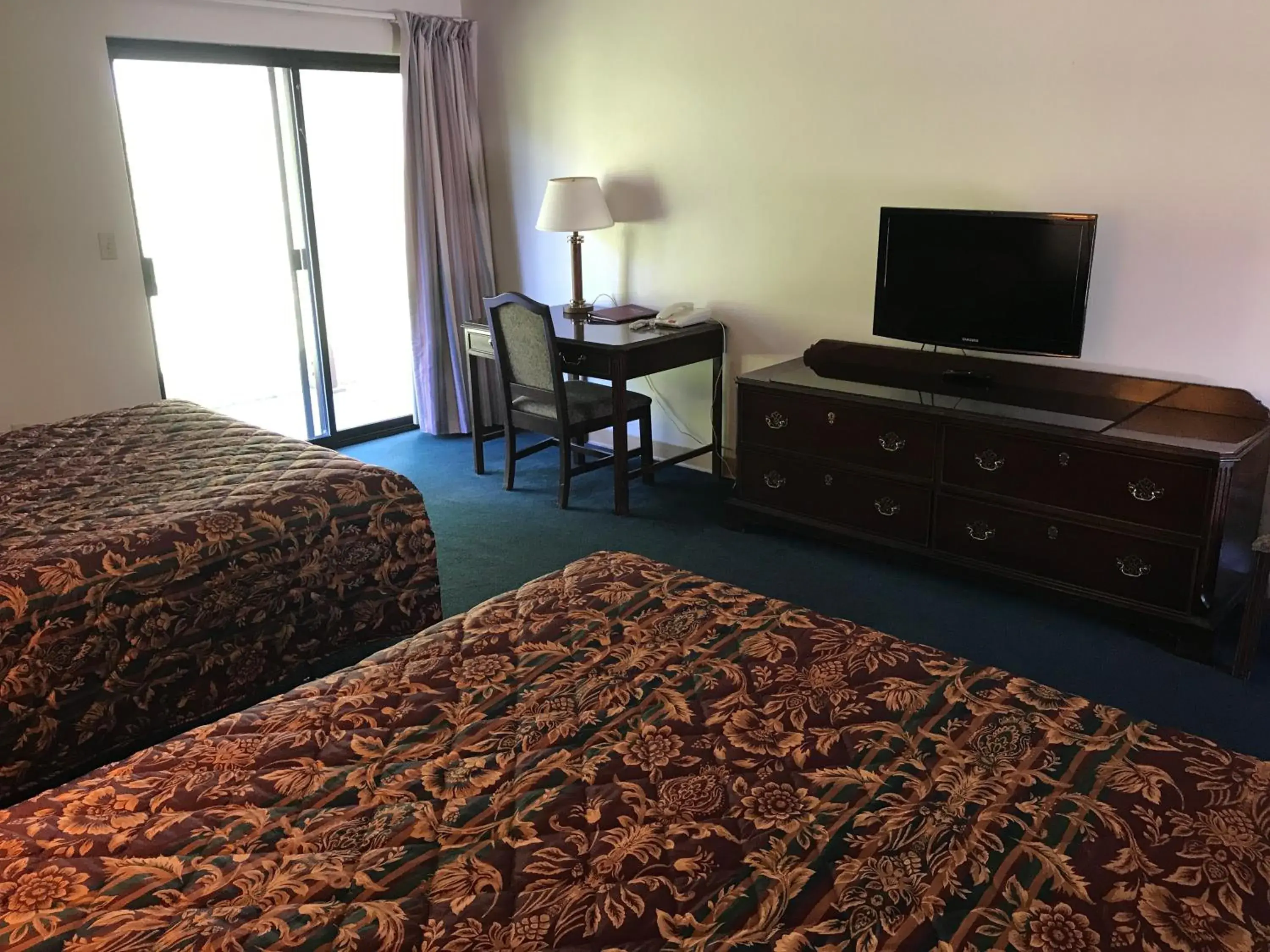 Bed in Sequim Bay Lodge Bed in Sequim Bay Lodge