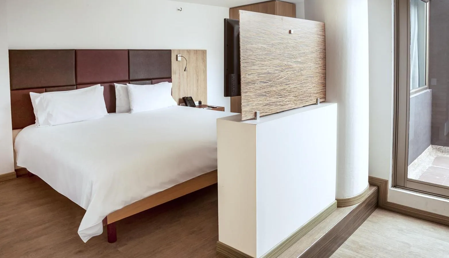 Toilet, Bed in Hotel Viaggio Teleport City Suites