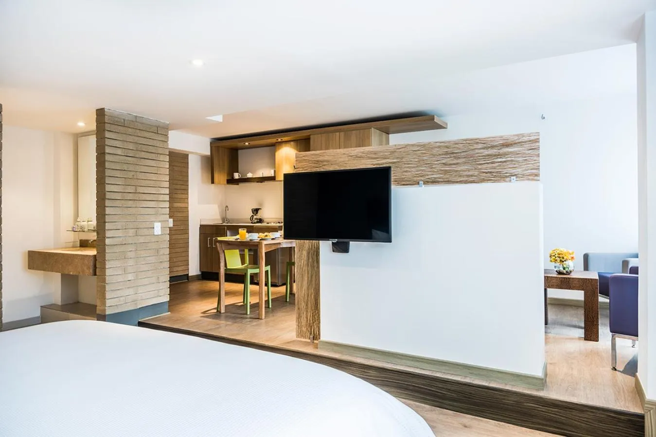 Bathroom, Bed in Hotel Viaggio Teleport City Suites