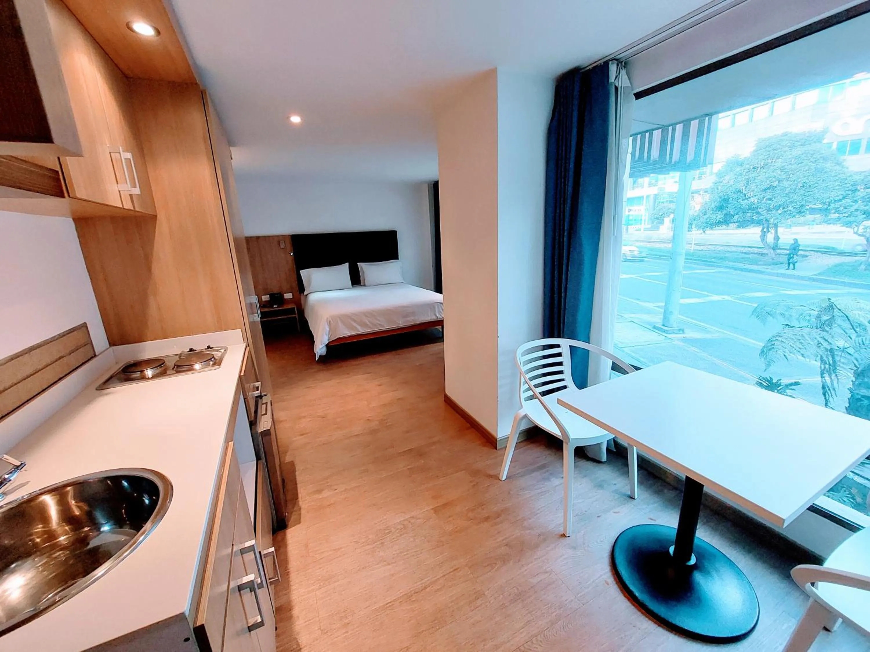 Dining area, Bed in Hotel Viaggio Teleport City Suites