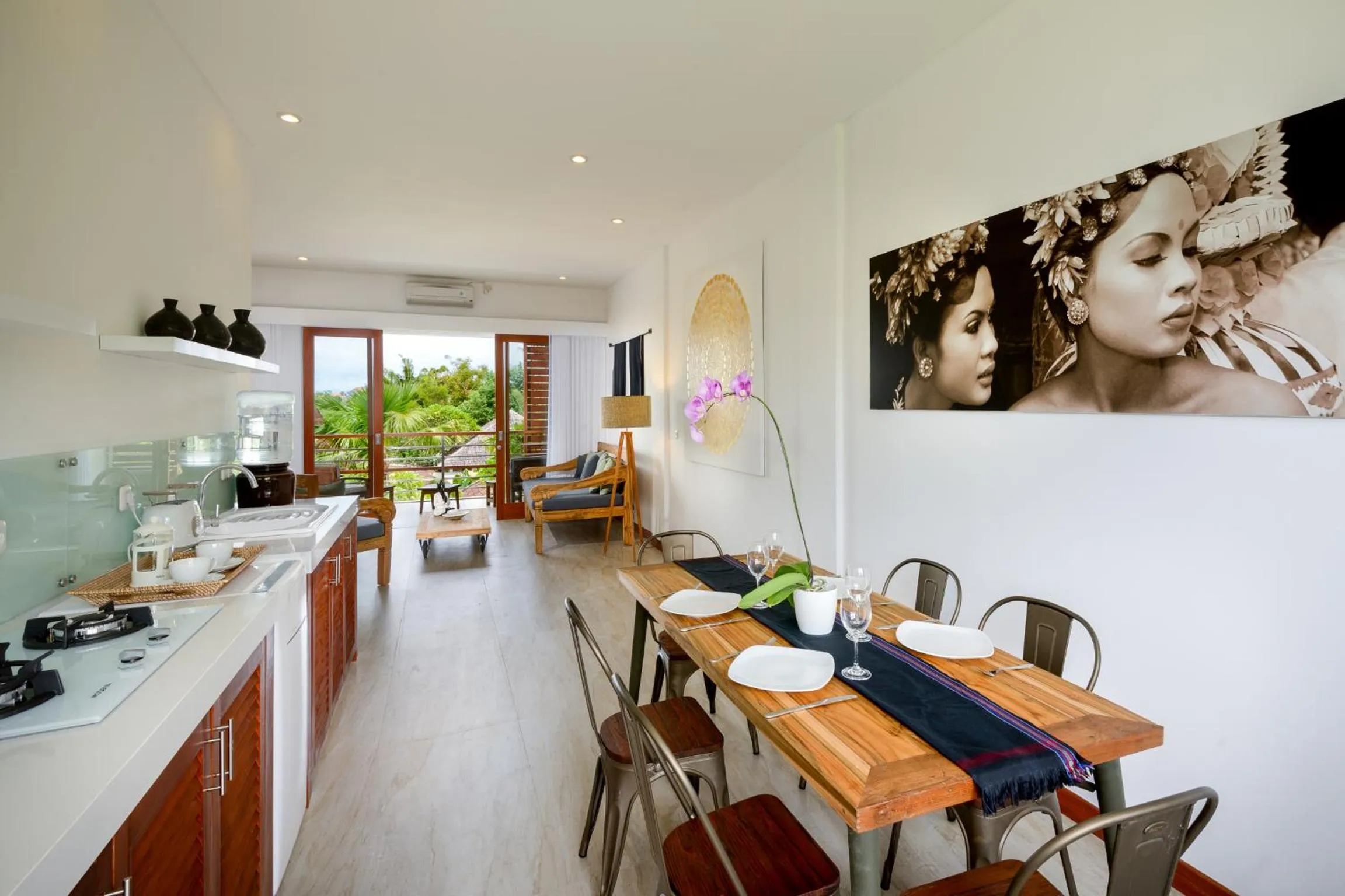 Kitchen or kitchenette in Echo Beach Villa and Apartment