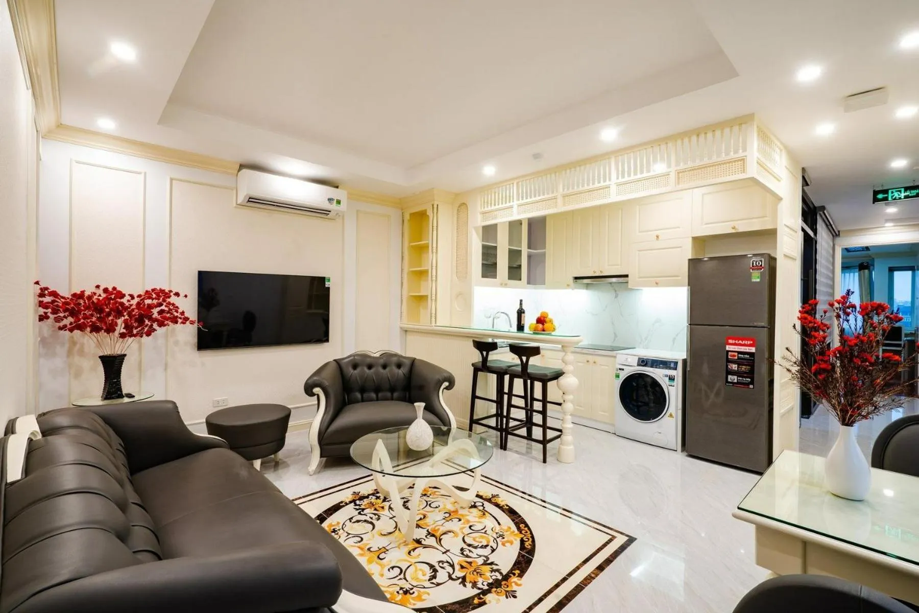 Communal lounge/ TV room in Wild Lotus Hotel Apartment 2